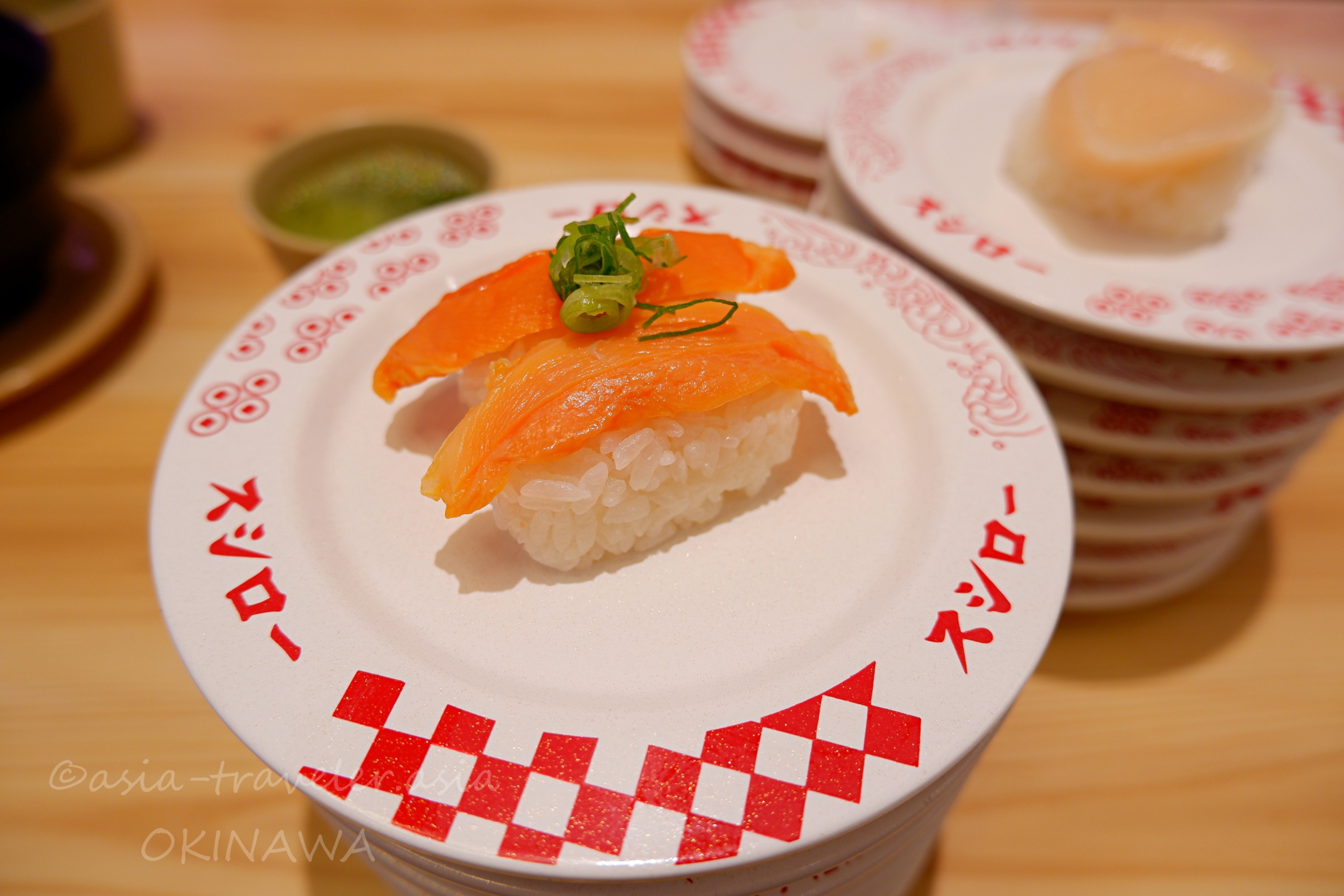 スシロー那覇天久店の白い皿に乗ったサーモン握り寿司