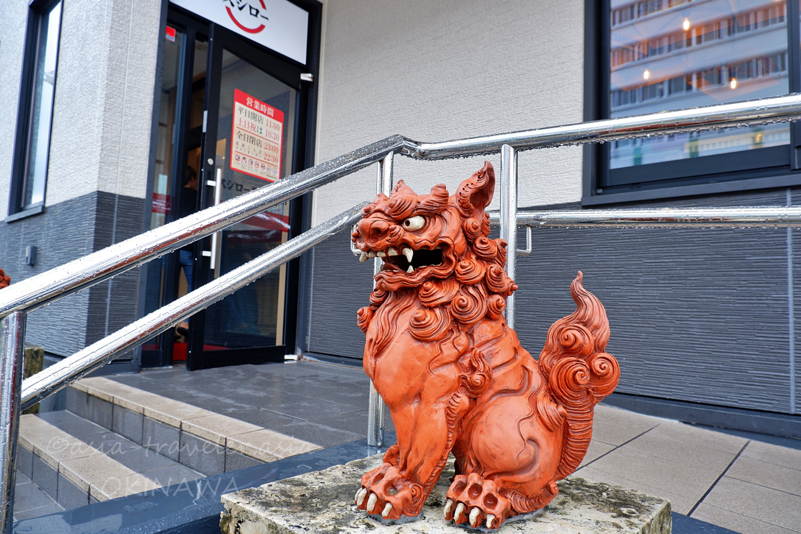 スシロー那覇天久店入口に鎮座する赤いシーサー像