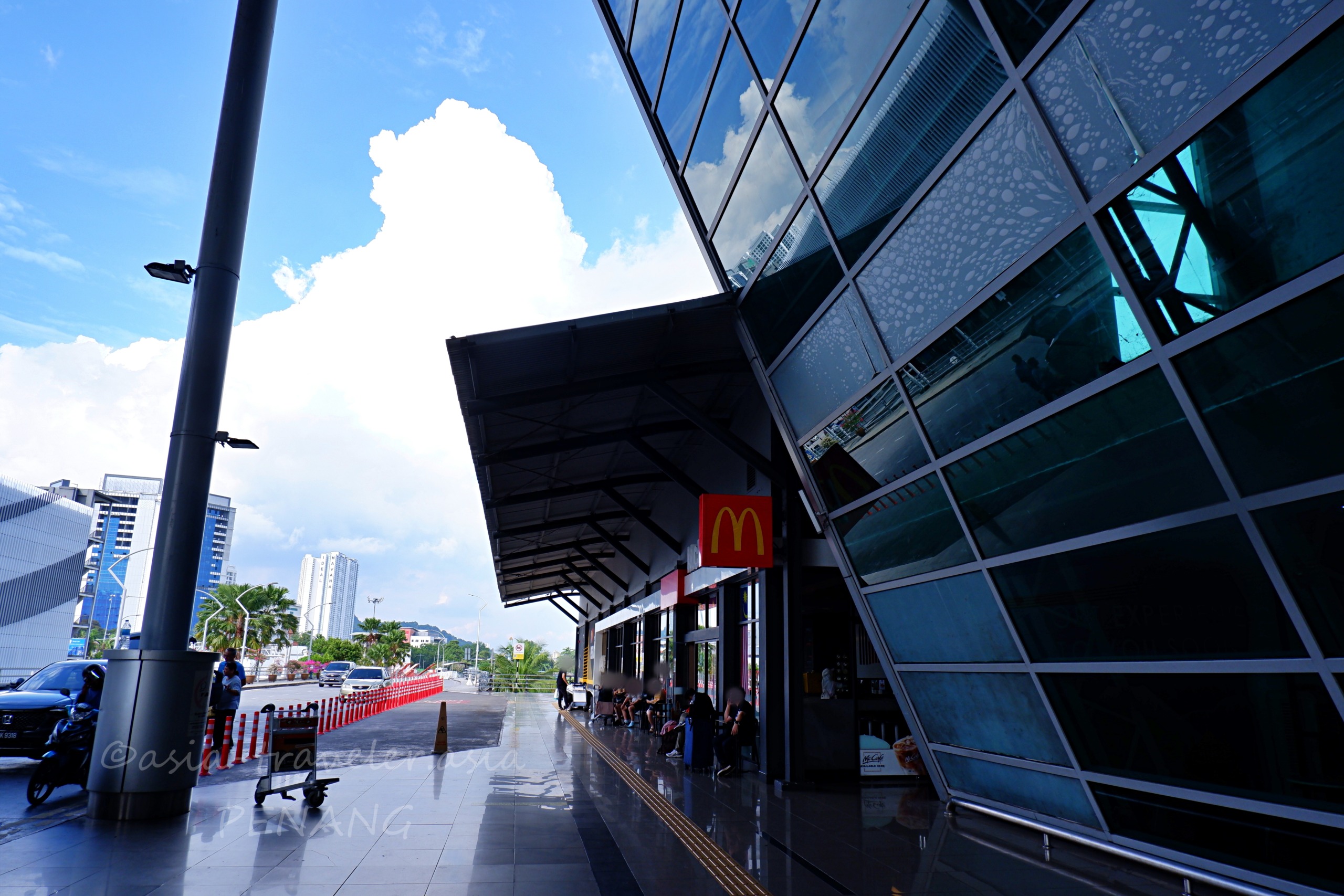 ペナン国際空港のマクドナルド外観とテラス席エリア