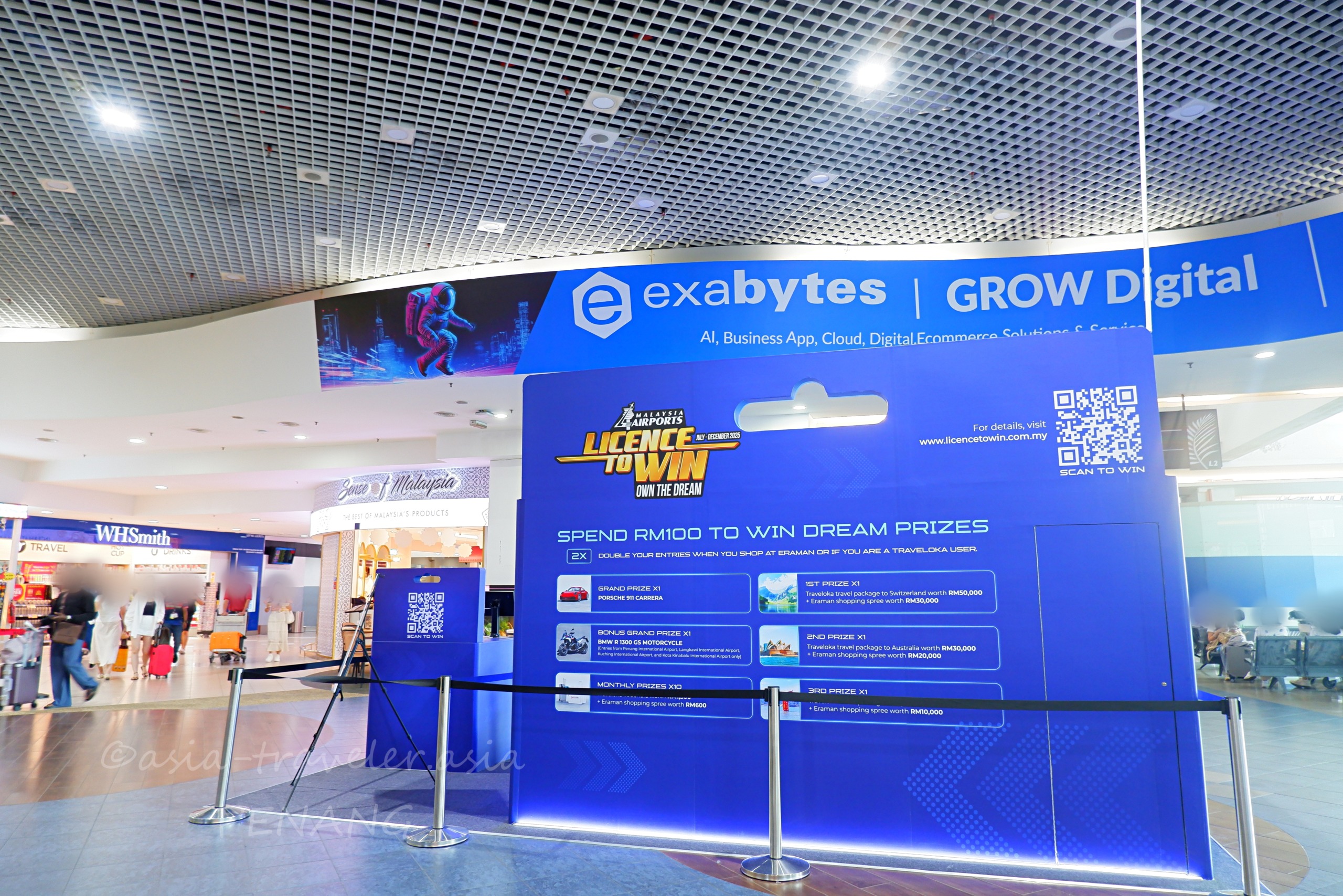 ペナン国際空港内のLicence to Win懸賞キャンペーン看板