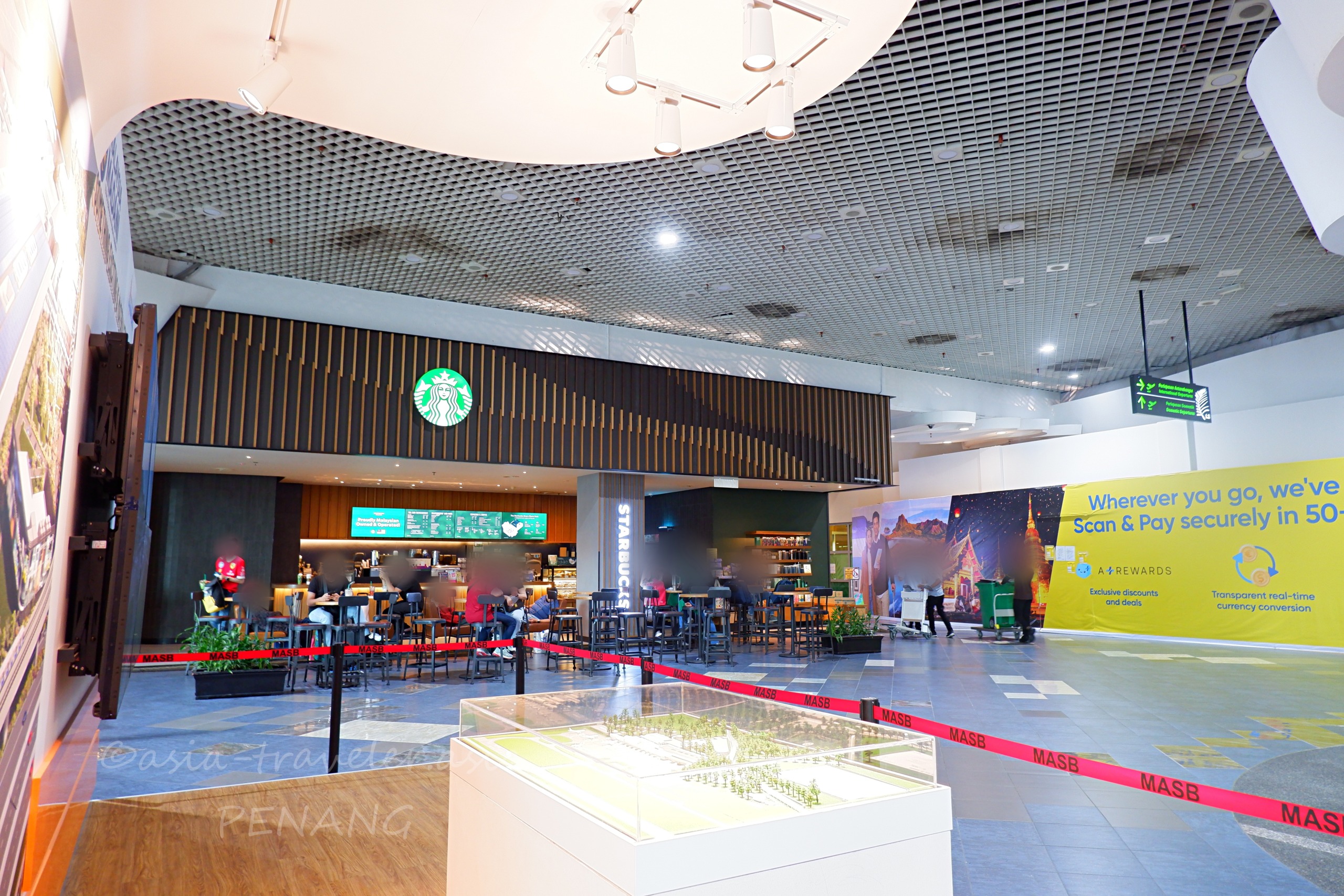 ペナン国際空港2階のスターバックス店内と国内線エリア