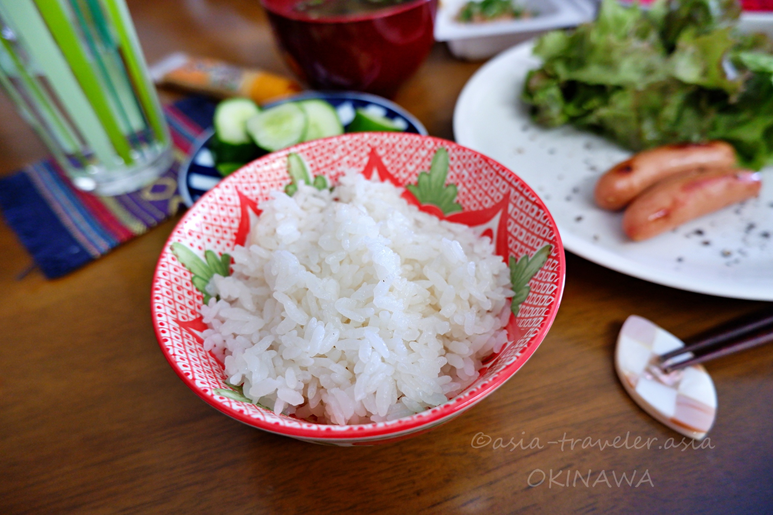 沖縄で食べるひとめぼれの白ご飯、赤絵茶碗に盛られた艶やかな一杯