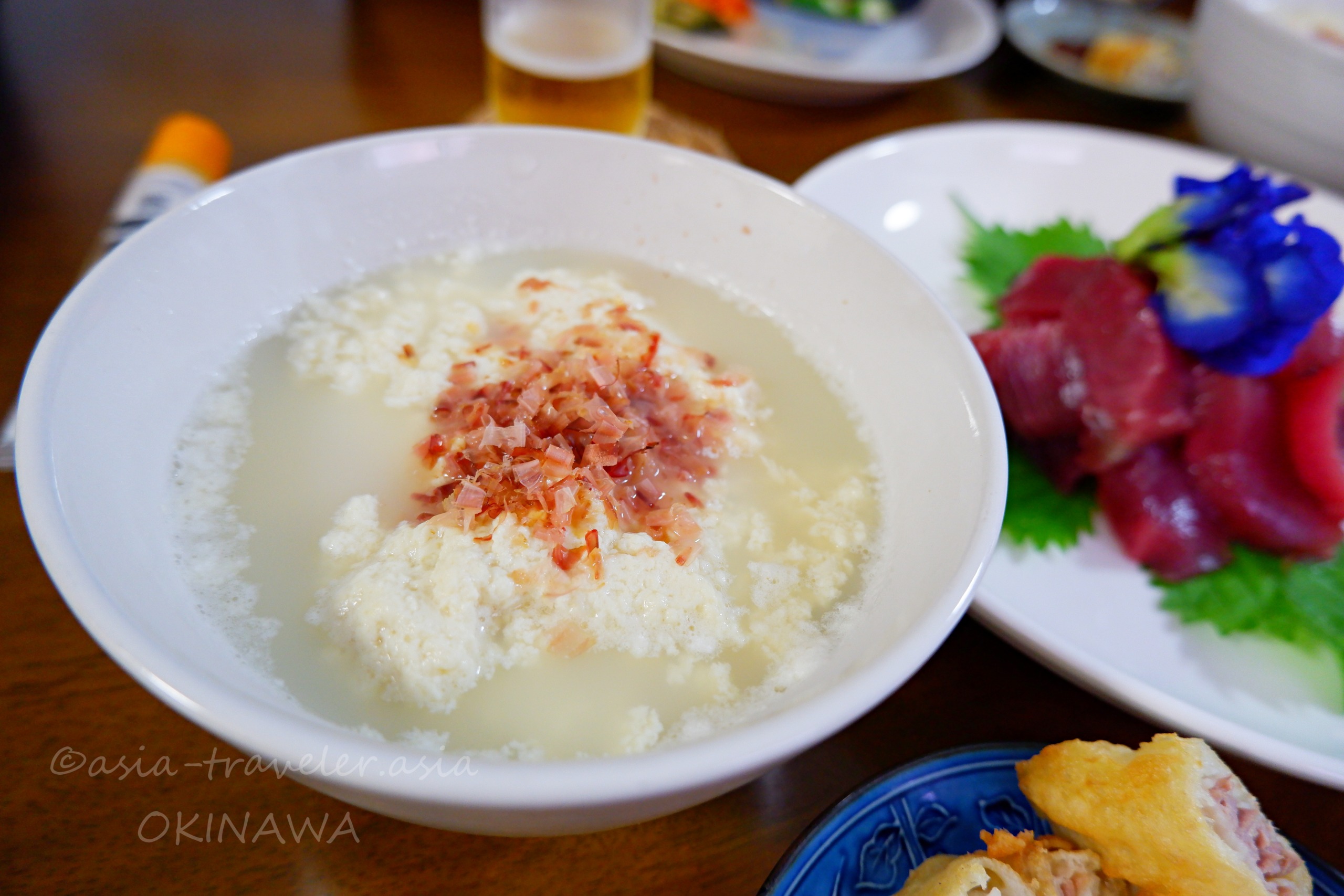 沖縄のゆし豆腐に鰹節をトッピングした一品