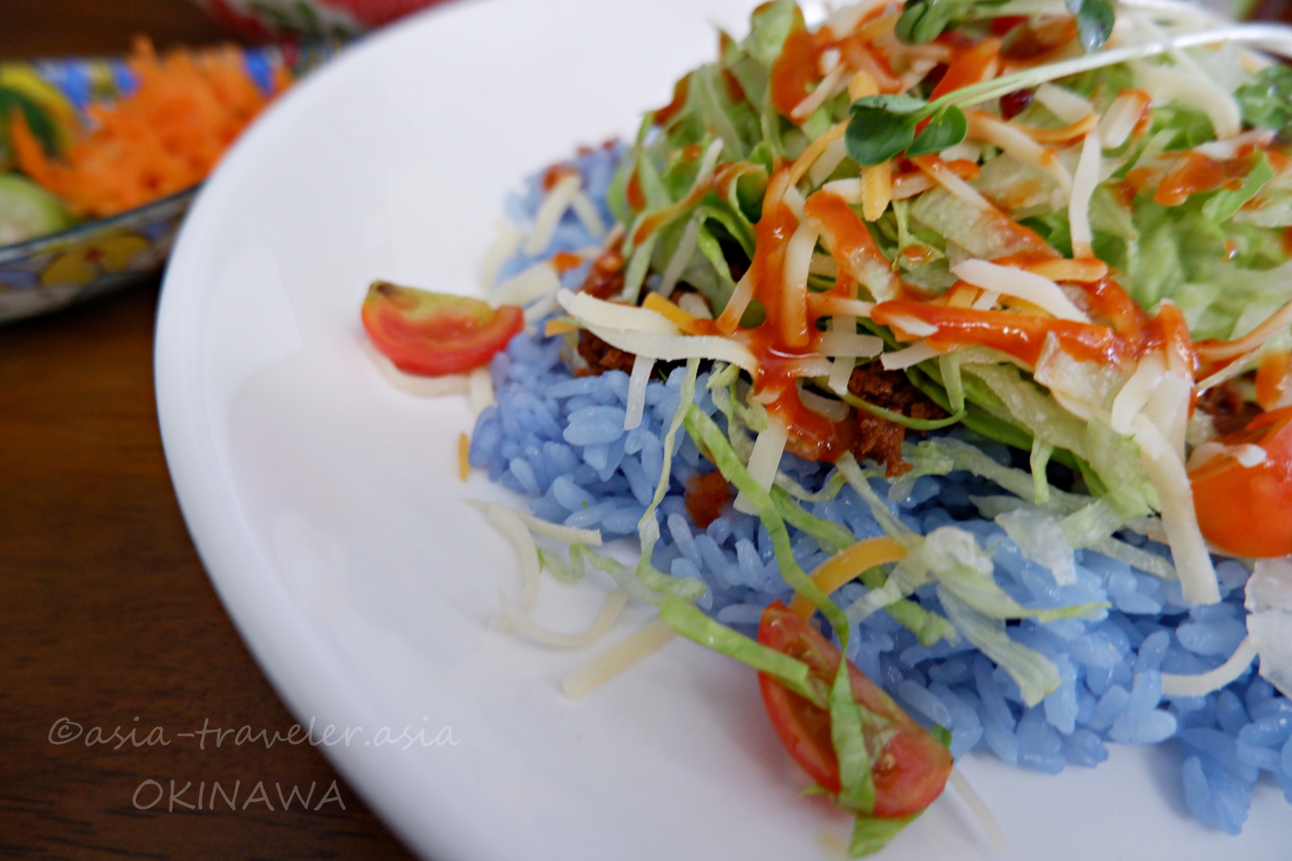 バタフライピーで炊いた青いご飯のタコライス