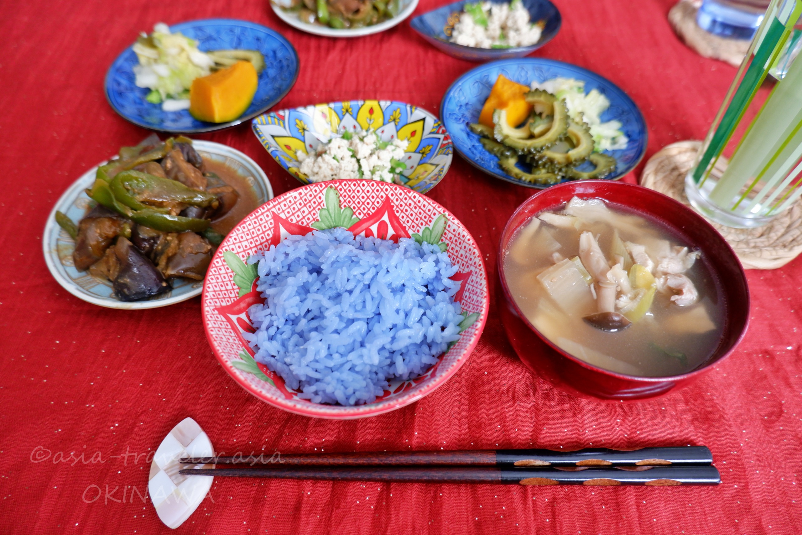 バタフライピーで炊いた青いご飯と沖縄料理の小鉢