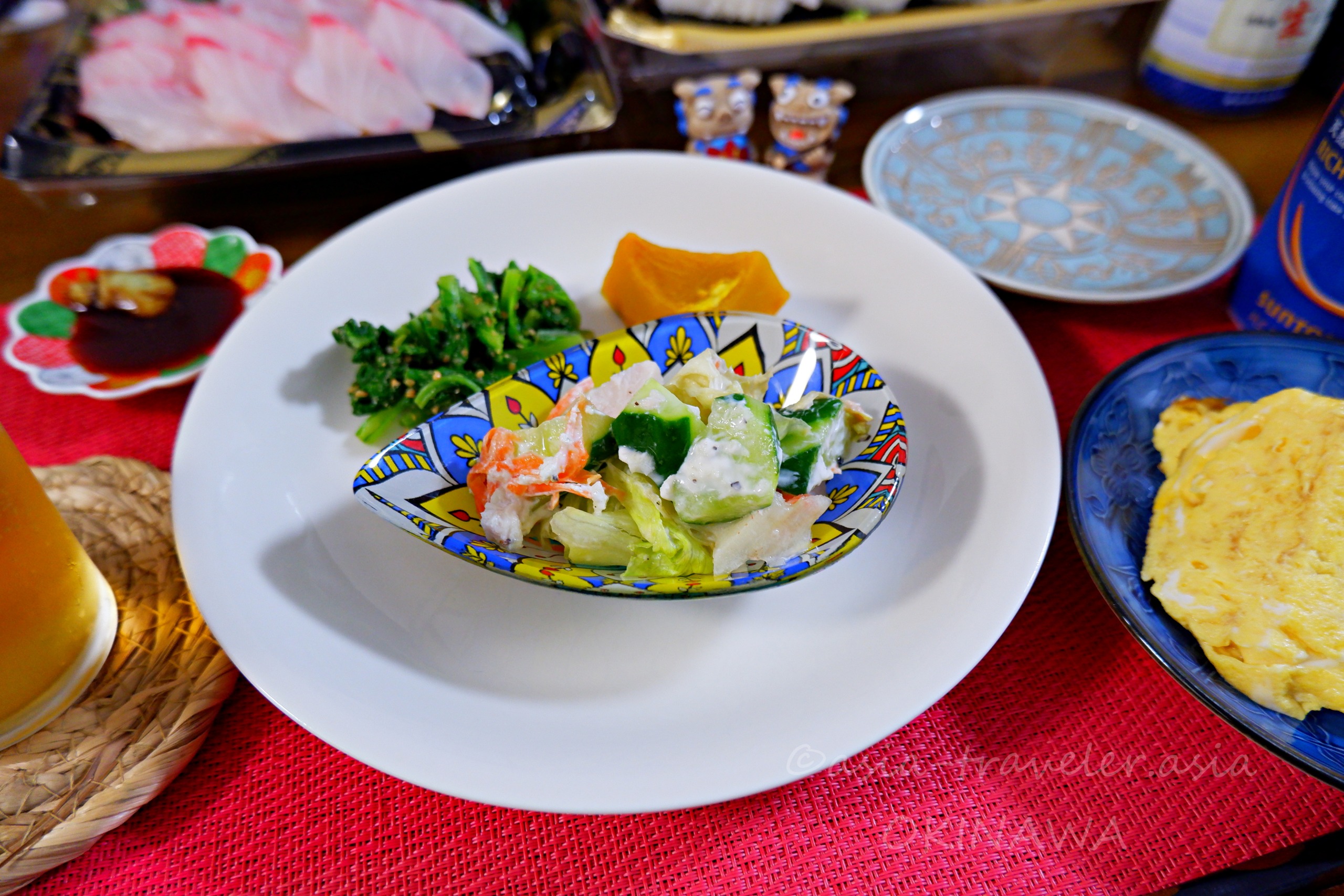 沖縄の食卓に並ぶ南瓜入り野菜サラダと小鉢料理