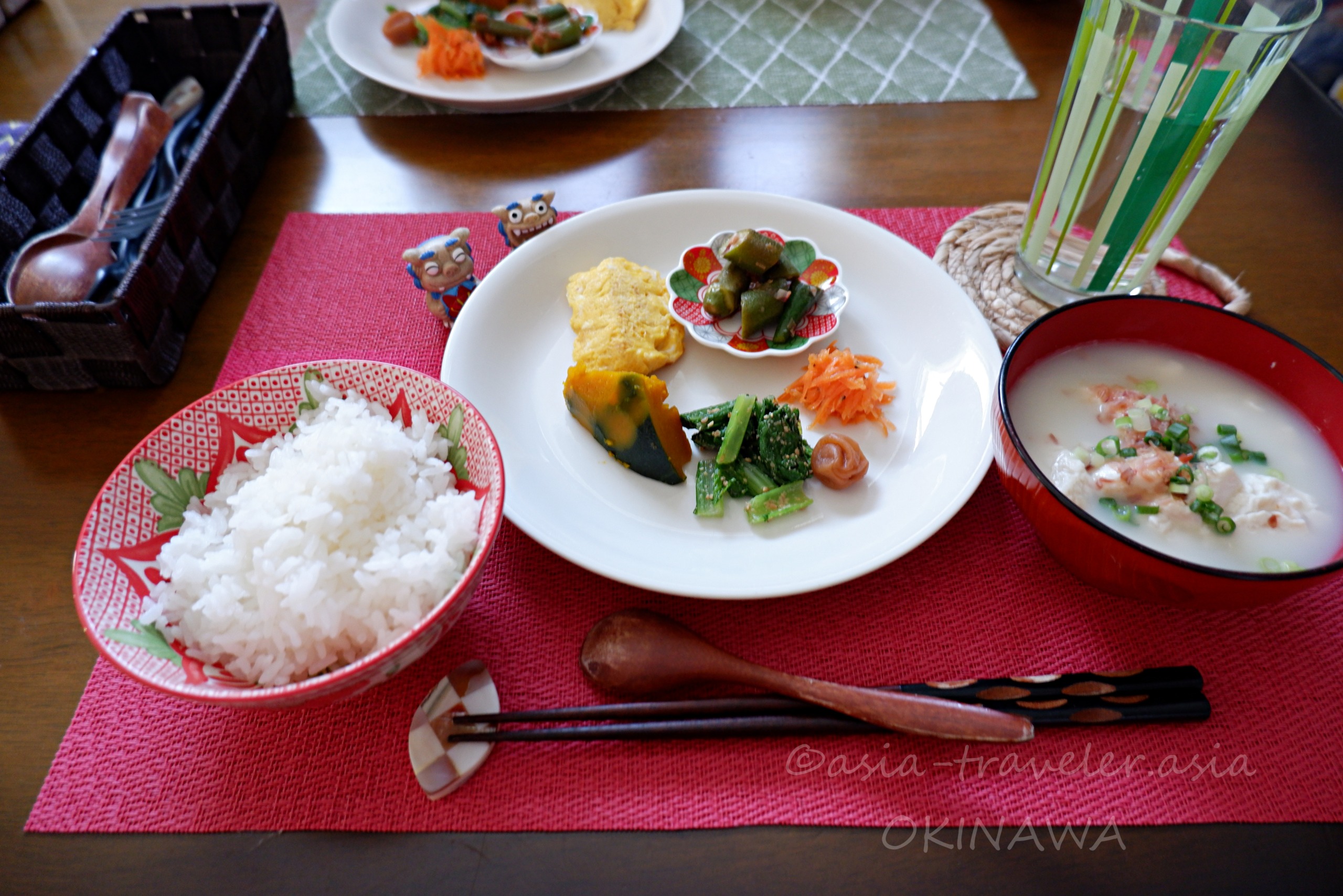 沖縄の朝ごはん：ゆし豆腐汁と野菜おかず定食
