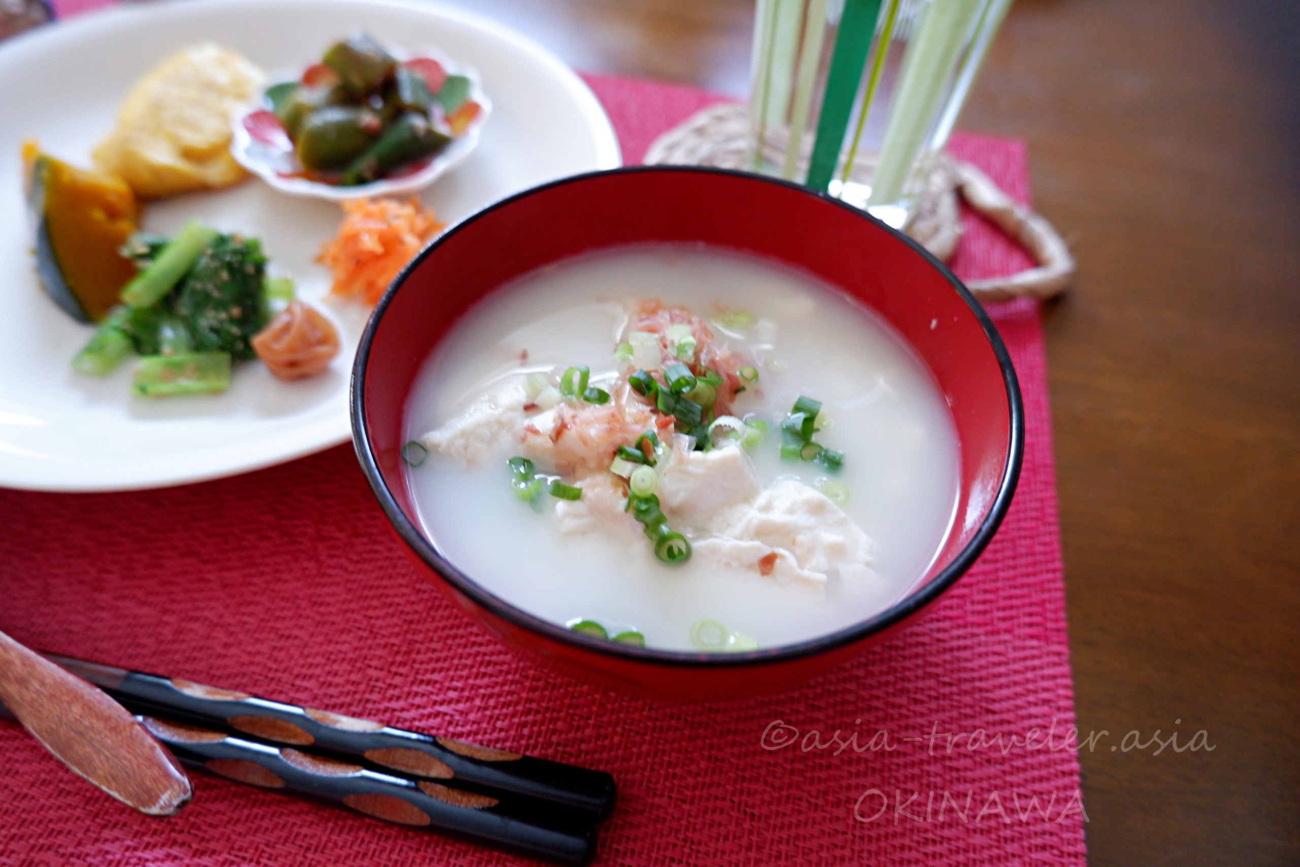 赤い椀に盛られたゆし豆腐の沖縄朝ごはん