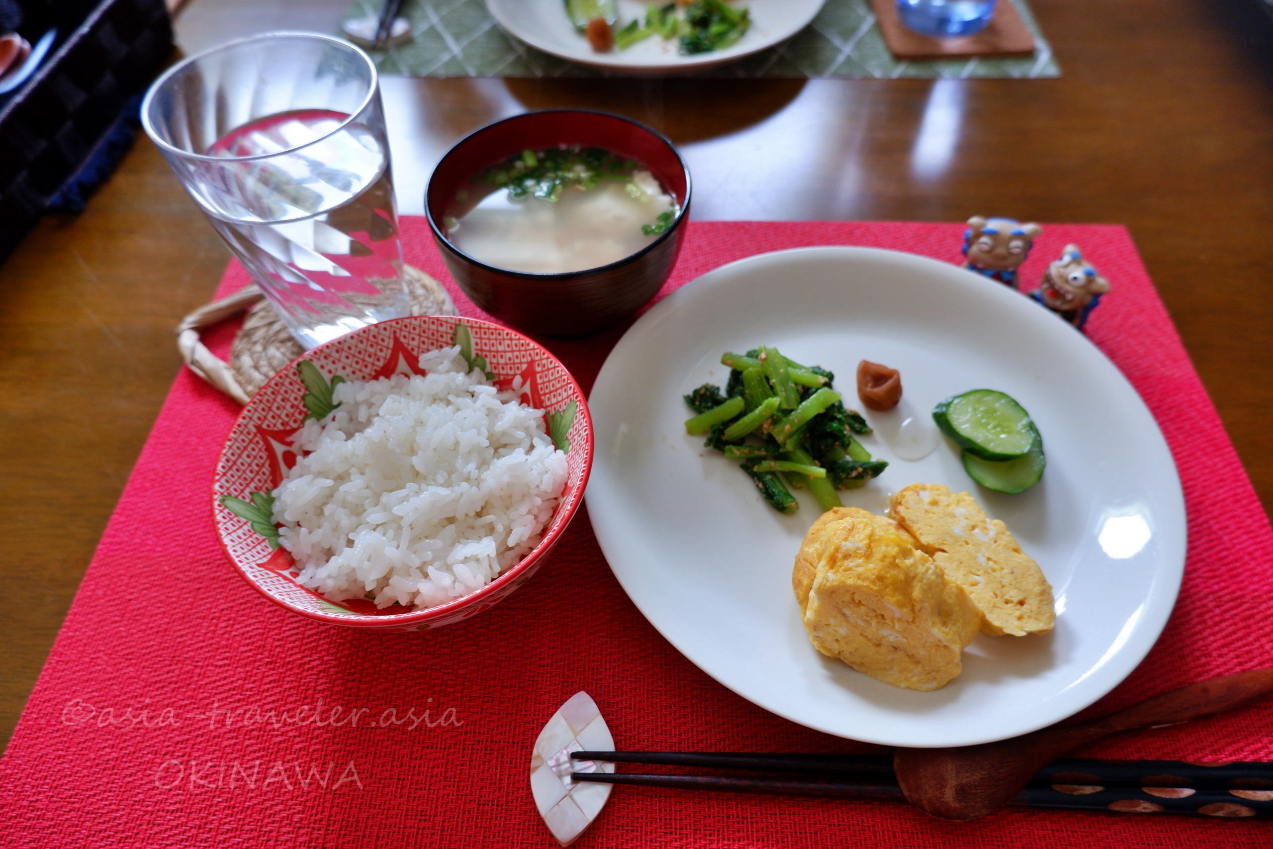 沖縄の自宅で食べる白飯・だし巻き卵・青菜の朝食膳