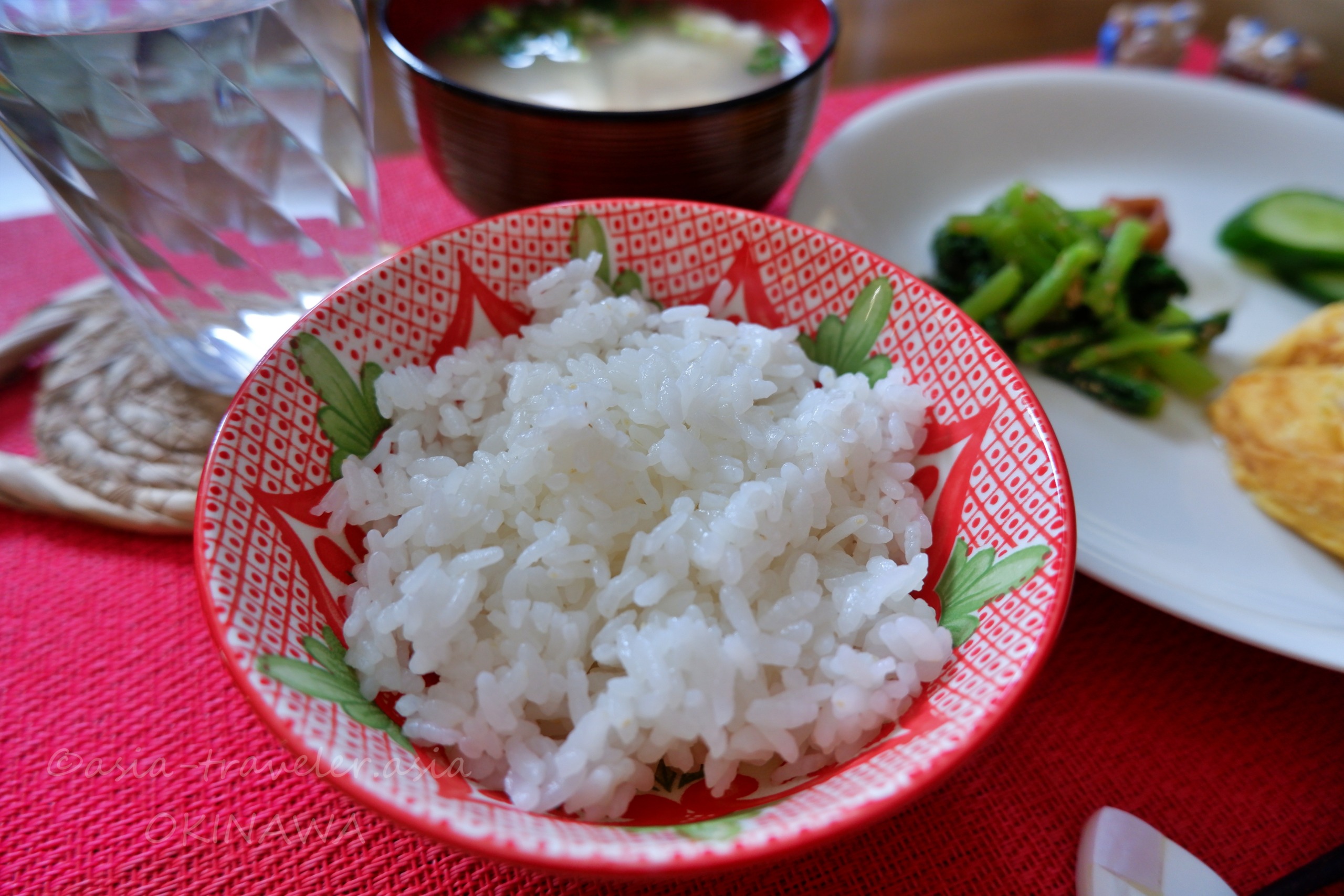 沖縄の食卓に盛られたひとめぼれの白米