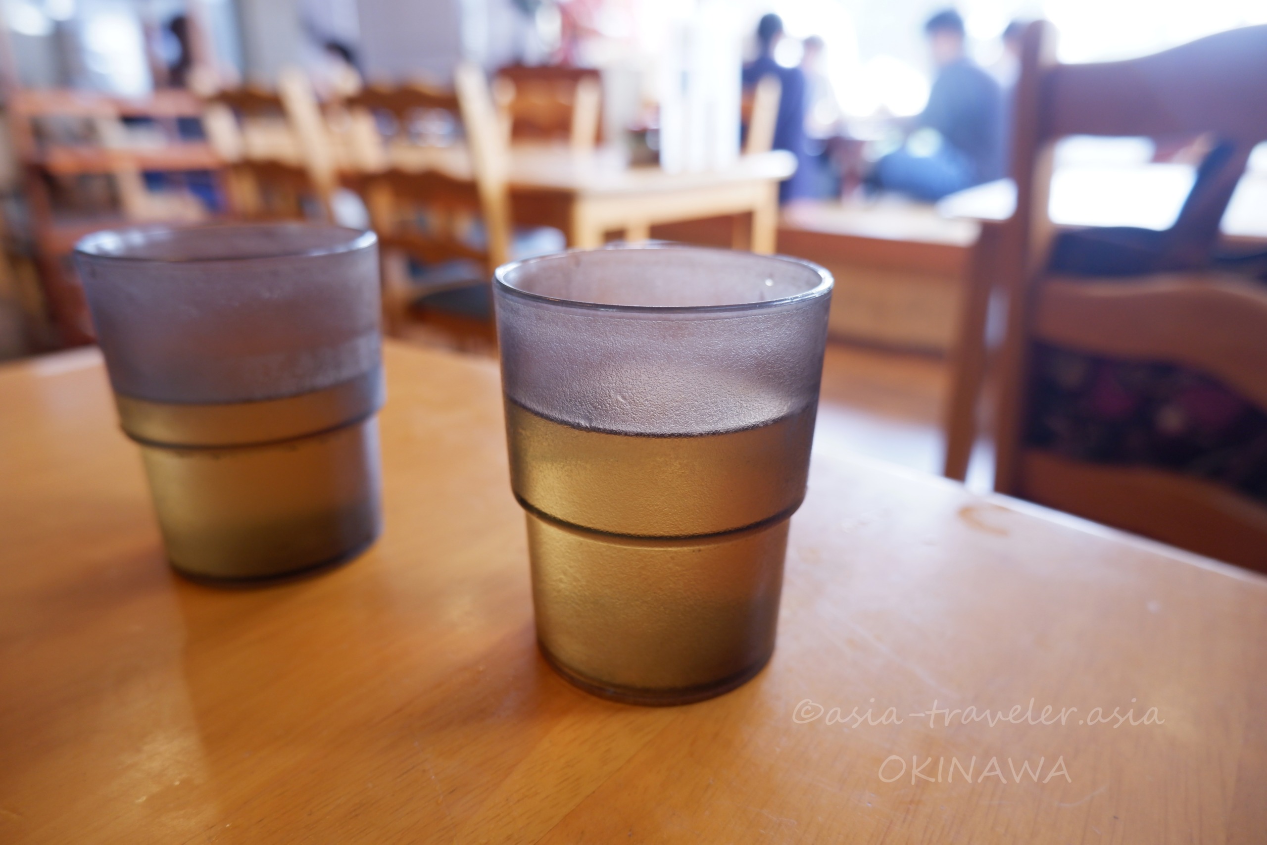 沖縄の琉球ガラスに入った冷たいお茶2杯