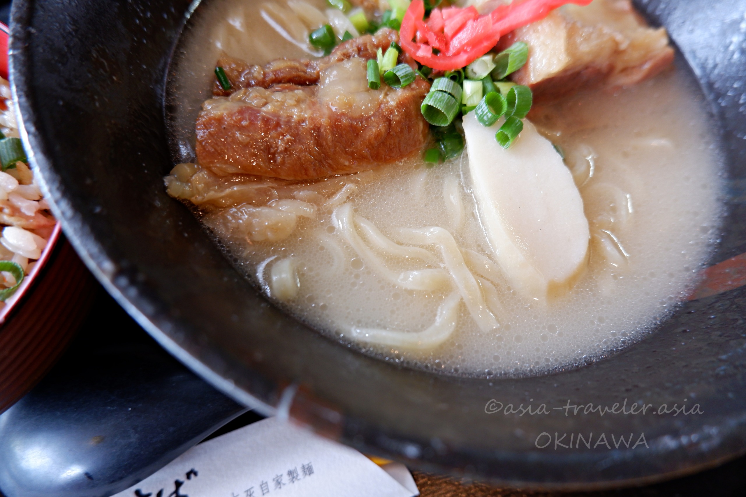 月桃の肉舞すば・こってり豚骨スープに平打ち木灰麺
