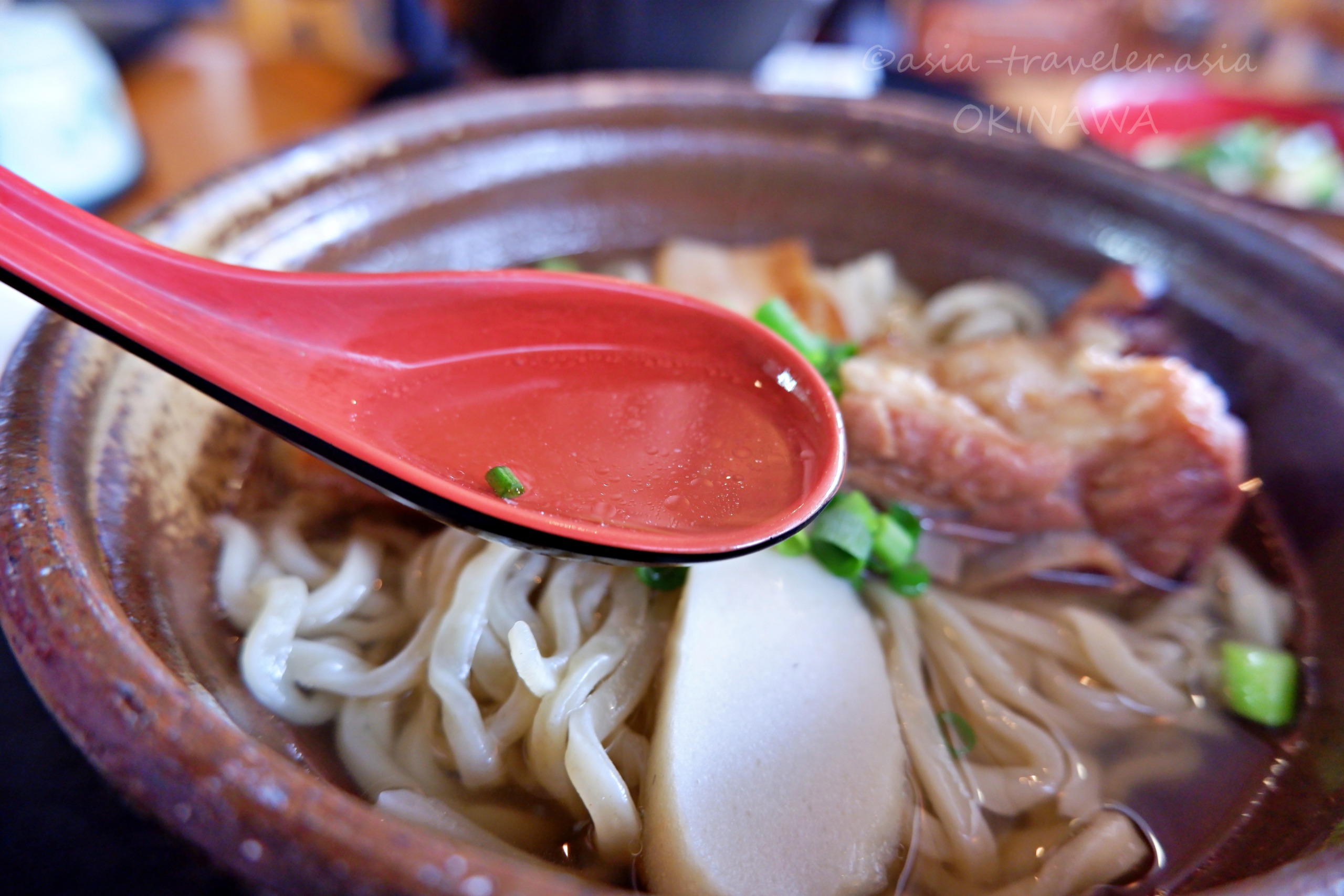 沖縄そば専門店「月桃」の土鍋に入った肉舞すばと赤いレンゲ