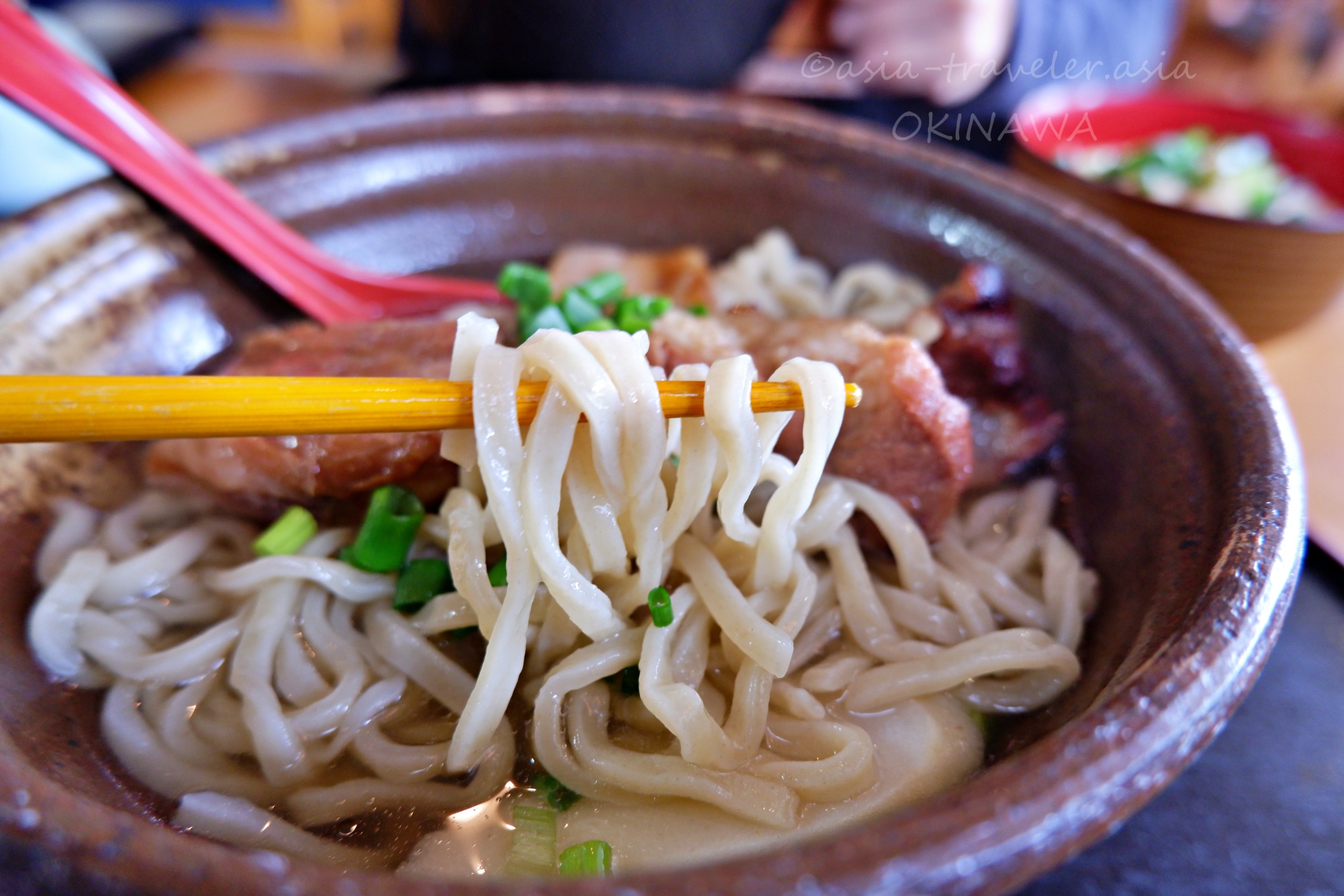 月桃の肉舞すば・あっさりスープに浮かぶ木灰そば麺リフト