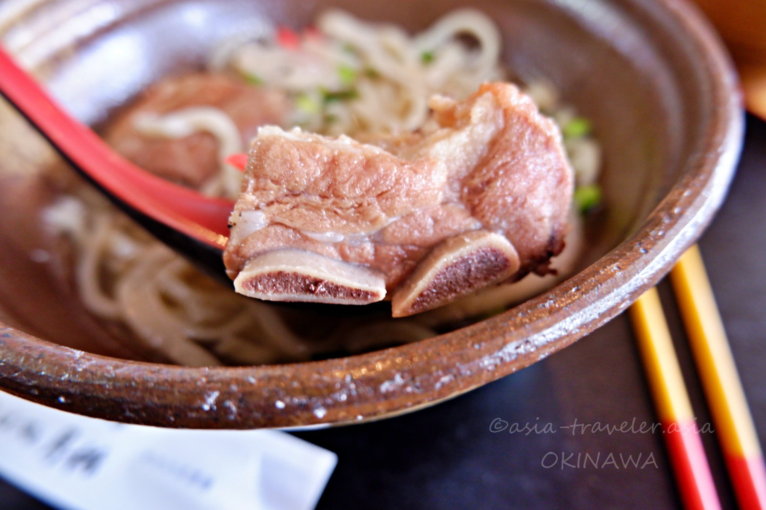 月桃の三枚肉を箸でつまむアップ