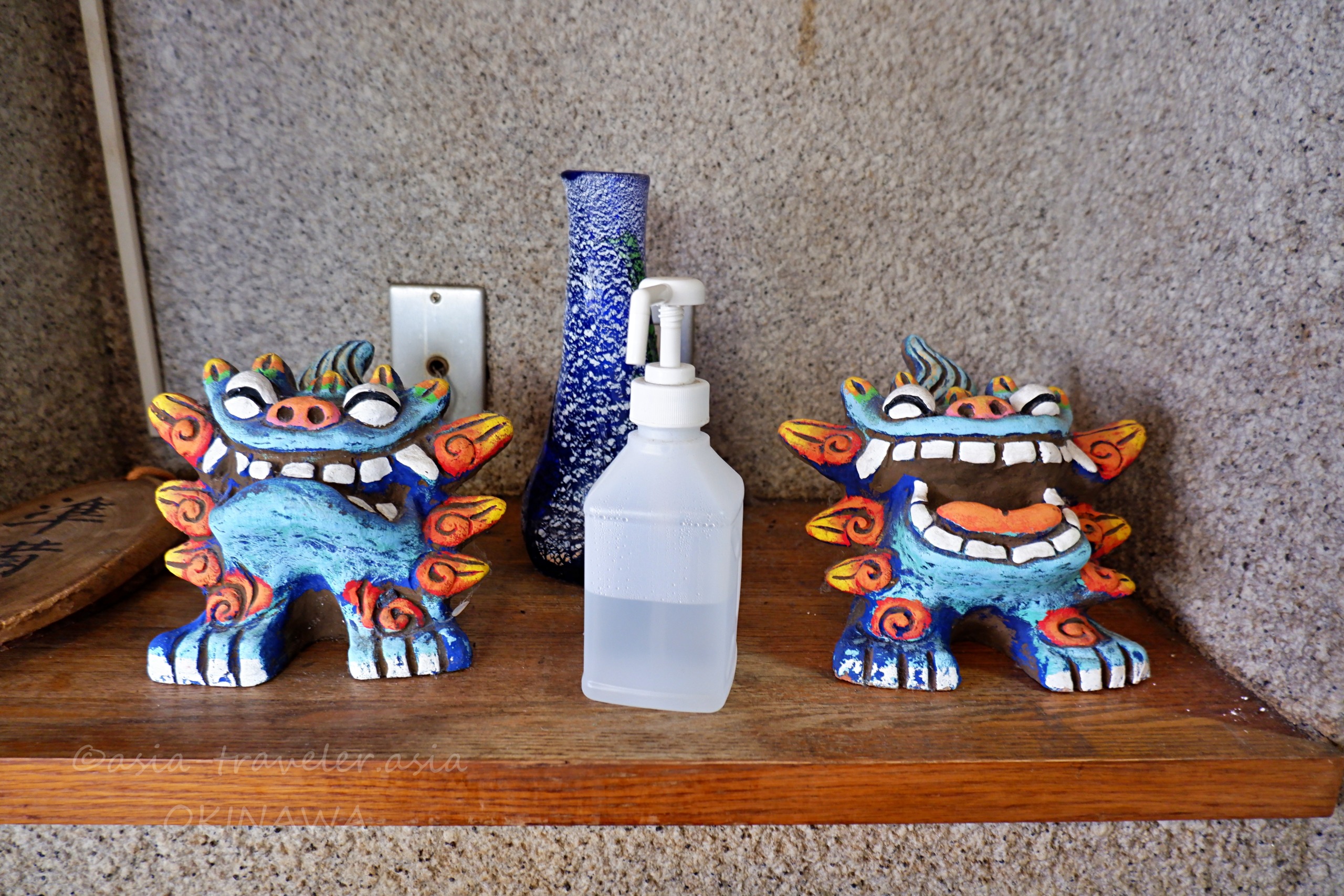 沖縄の守り神・シーサー一対が並ぶ月桃の店先