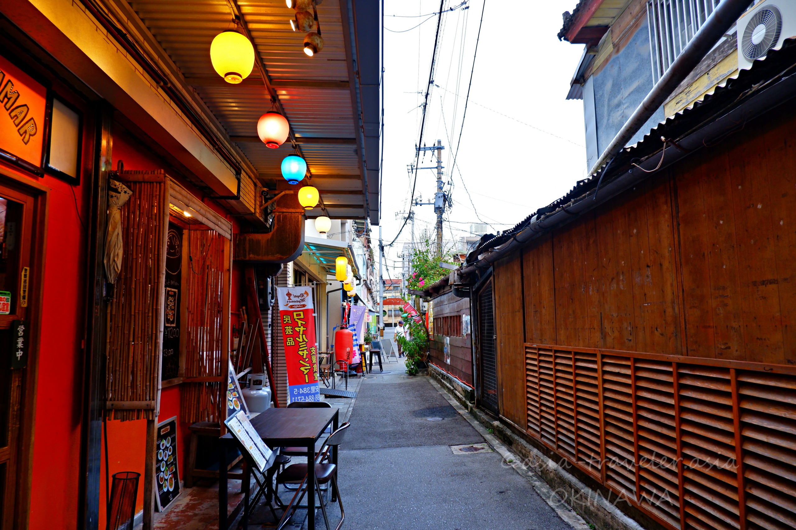 那覇・栄町の路地に並ぶカラフルな提灯と居酒屋街