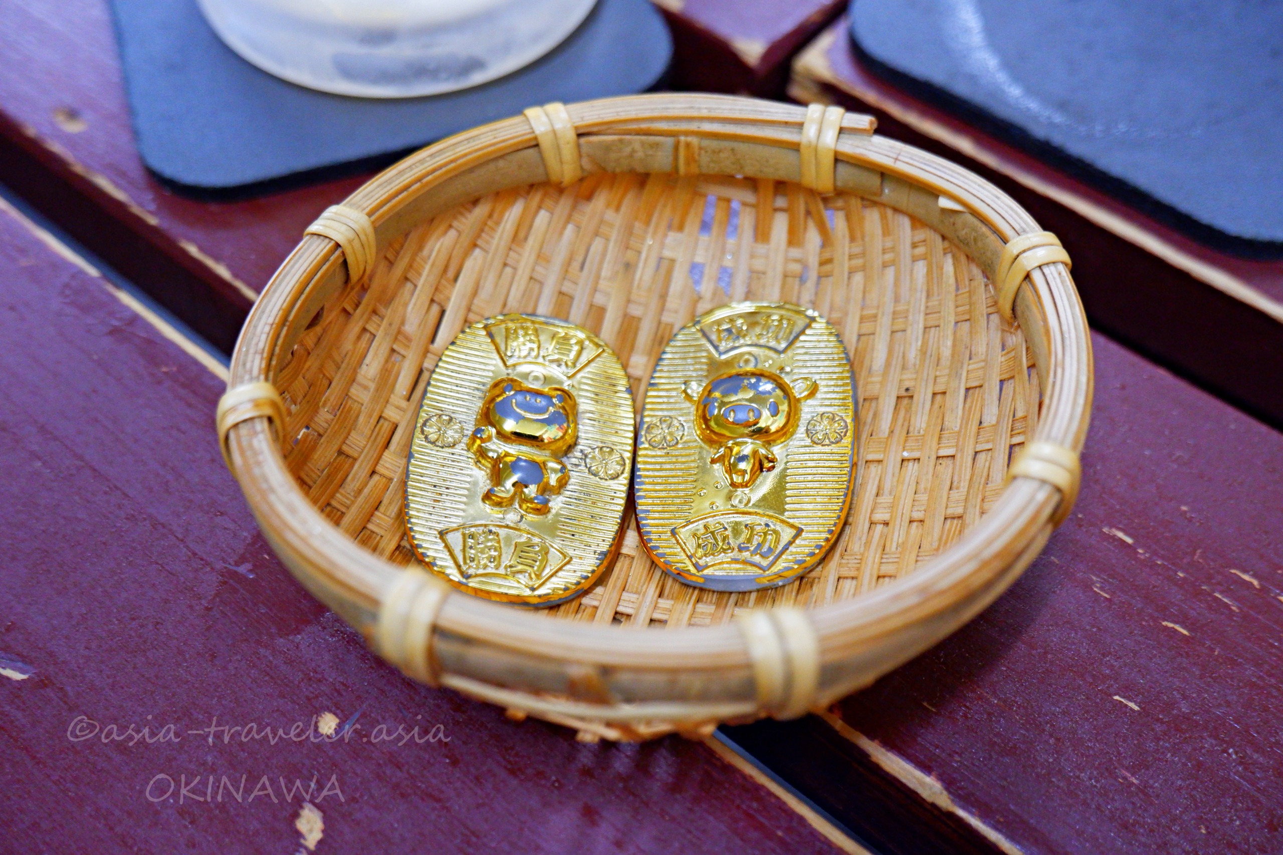 竹ざるに乗った仁ぐゎーのせんべろドリンク引換券の金色小判2枚