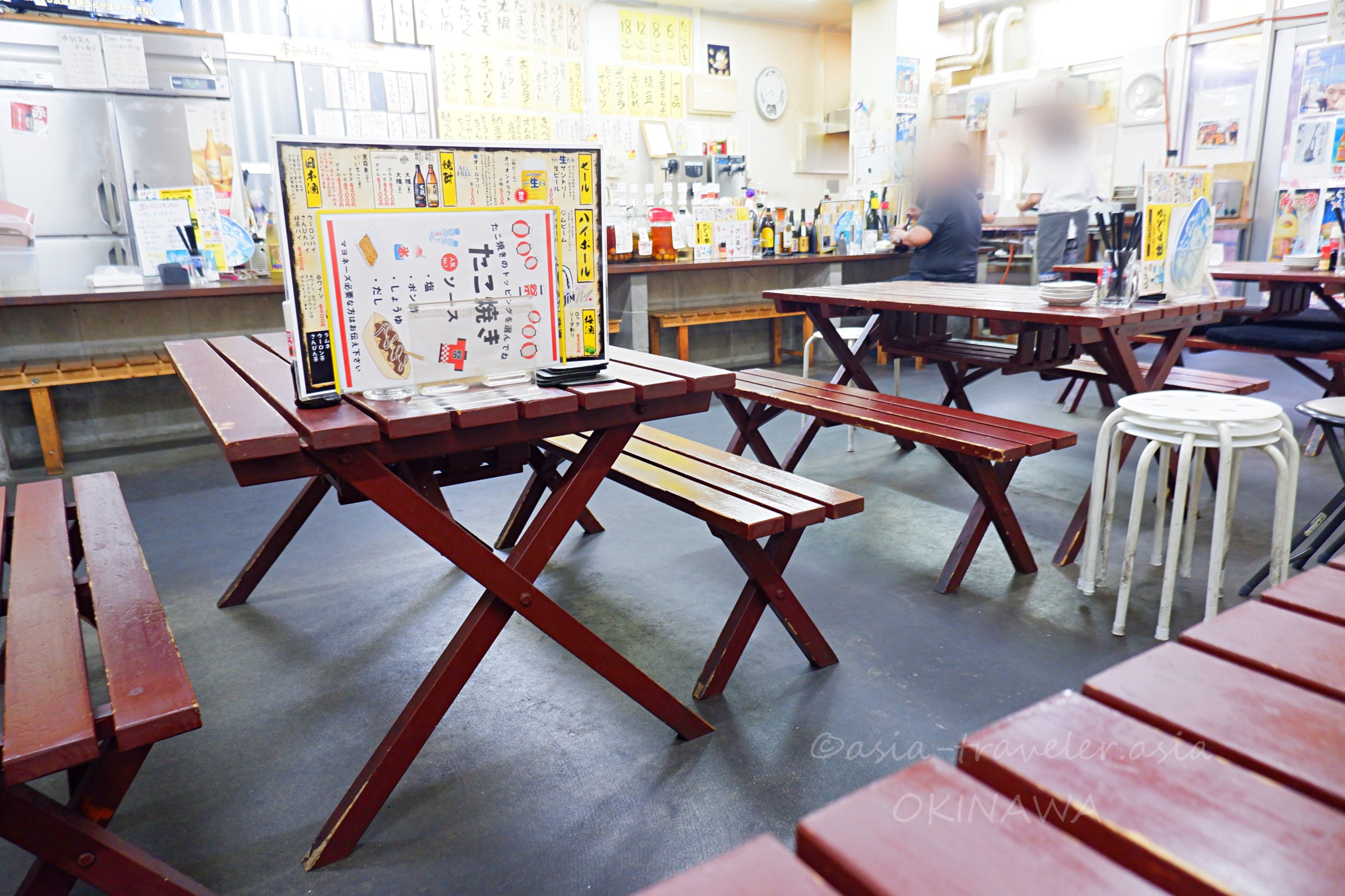 那覇・栄町「仁ぐゎー」木製テーブルが並ぶ広めの店内