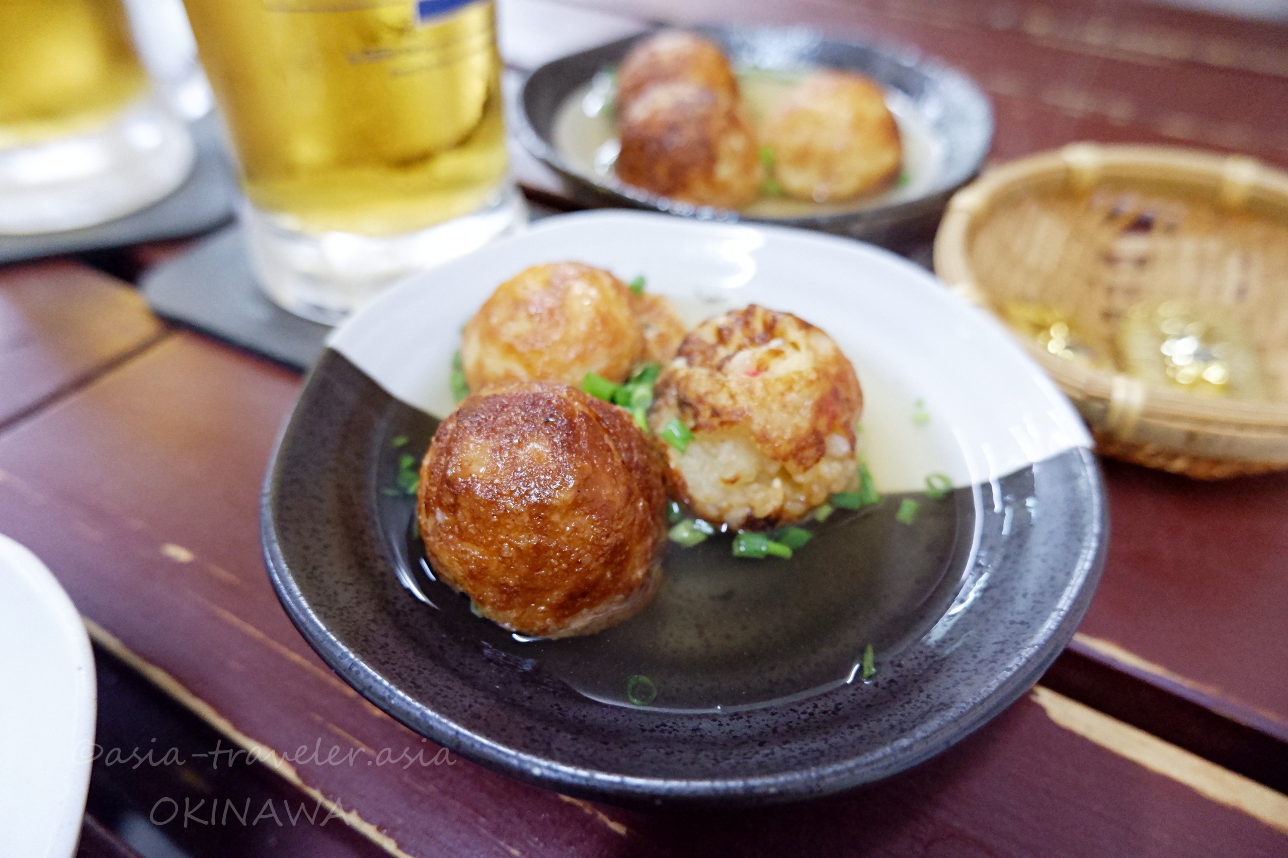 仁ぐゎーのだし入りたこ焼き6個盛り黒皿