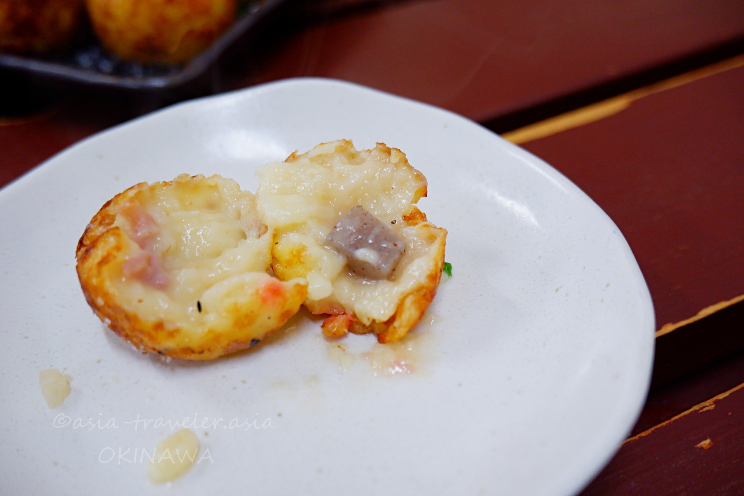 仁ぐゎーの塩たこ焼きを割った断面にコンニャクが見える