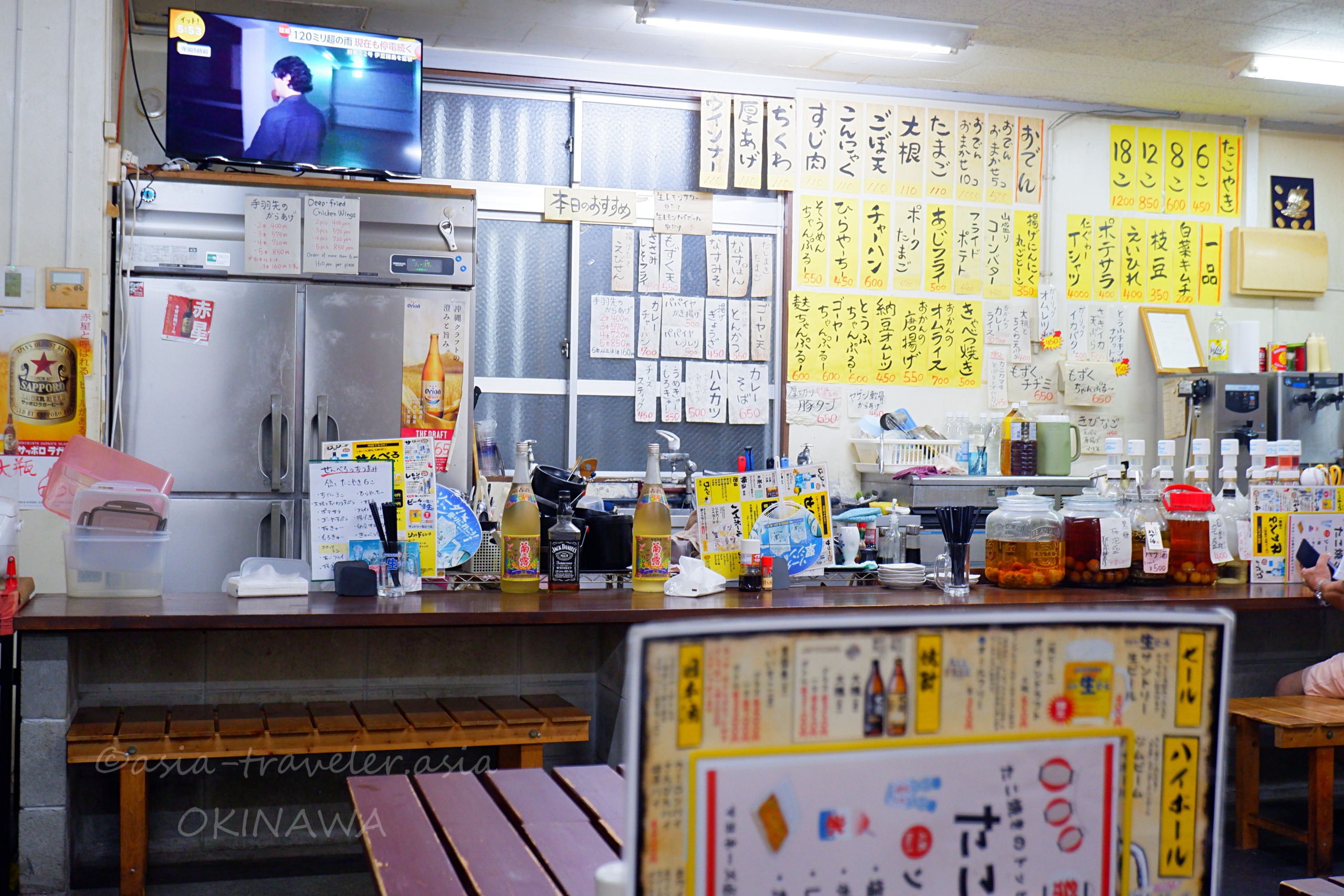 那覇・栄町「仁ぐゎー」壁一面の短冊メニューが並ぶ店内カウンター