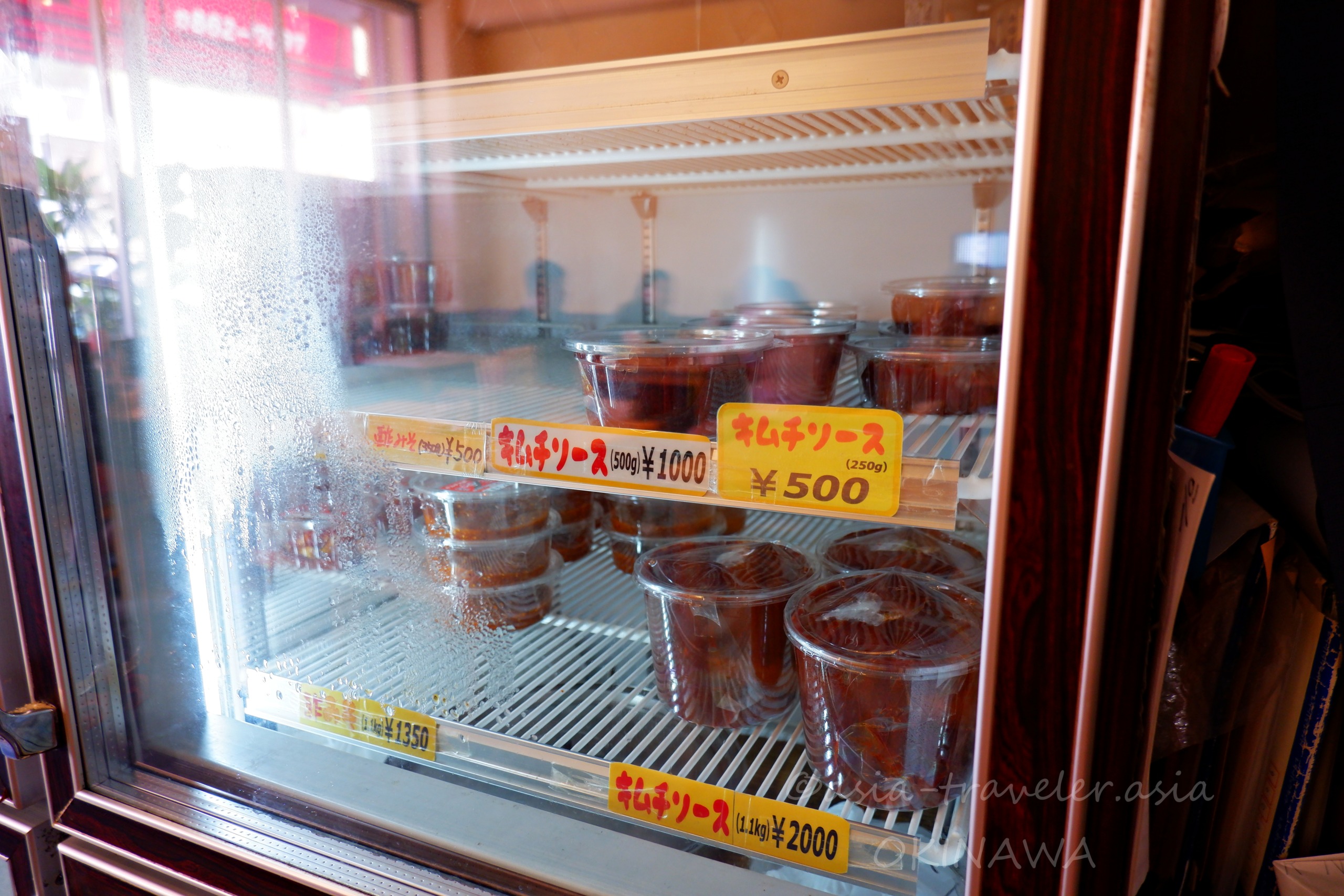 やまやの冷蔵ケースに並ぶキムチソース各サイズ（250g〜1.1kg）