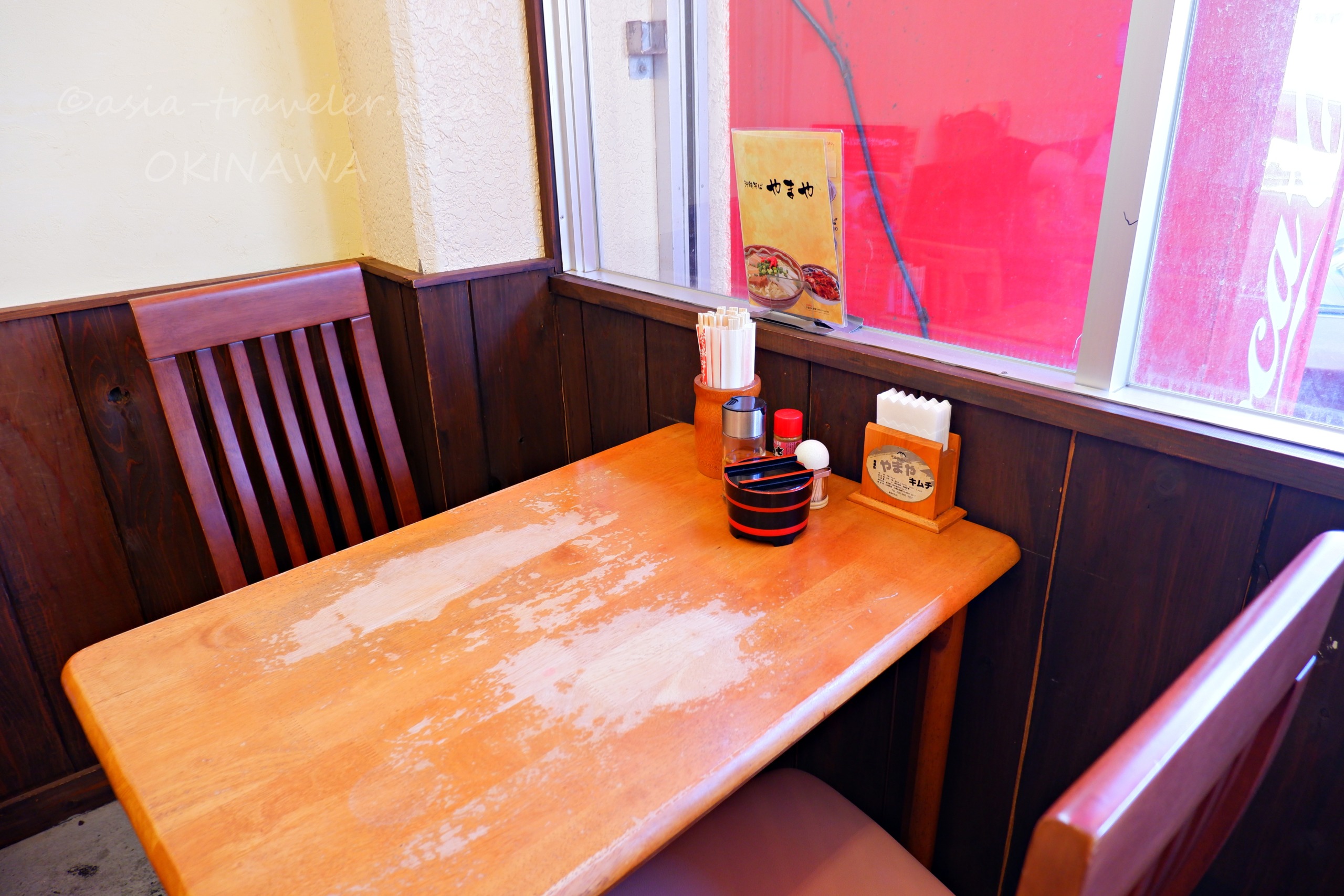 やまや店内の木製テーブル2名席とノスタルジックな空間