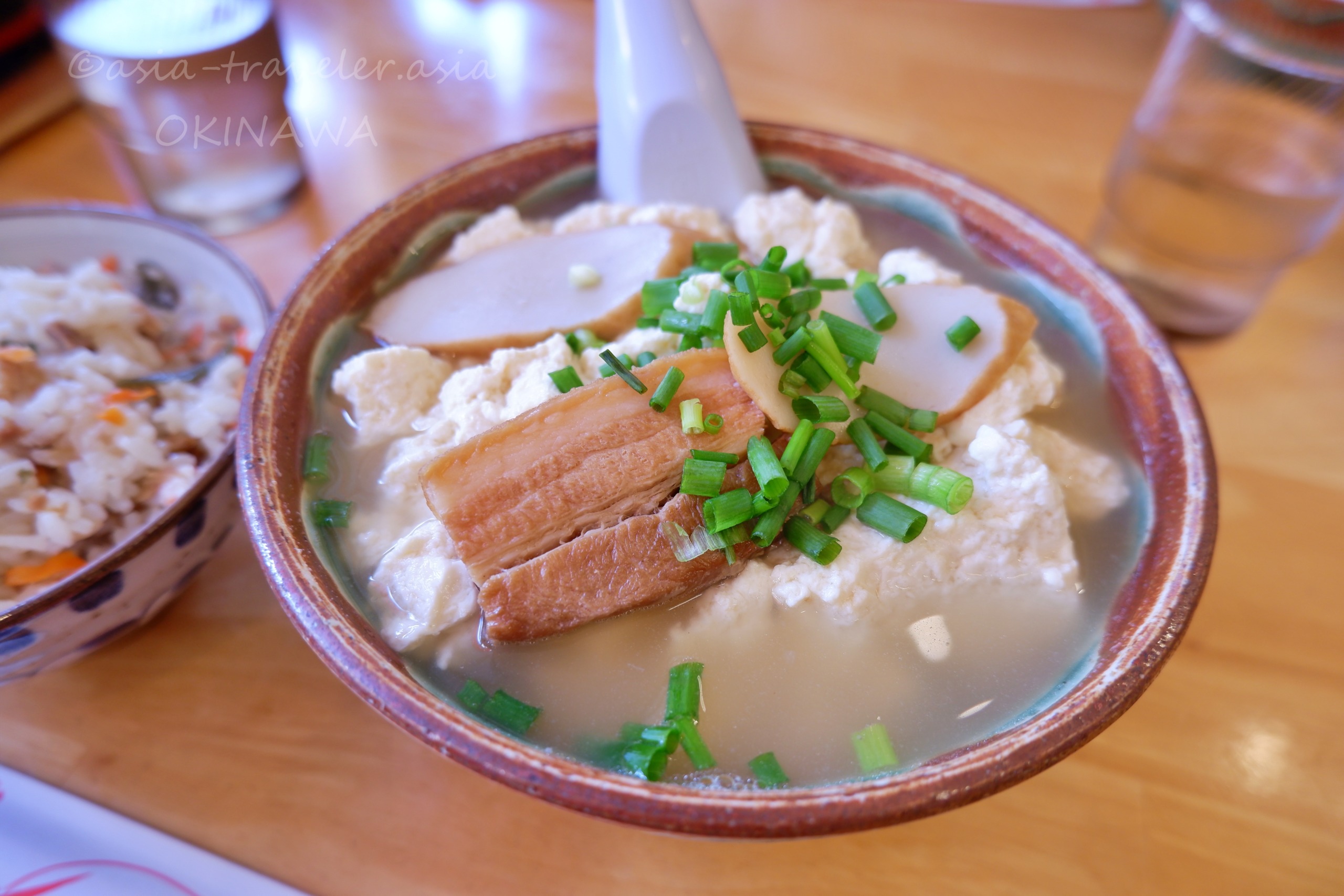那覇「やまや」のゆし豆腐そばと三枚肉のアップ
