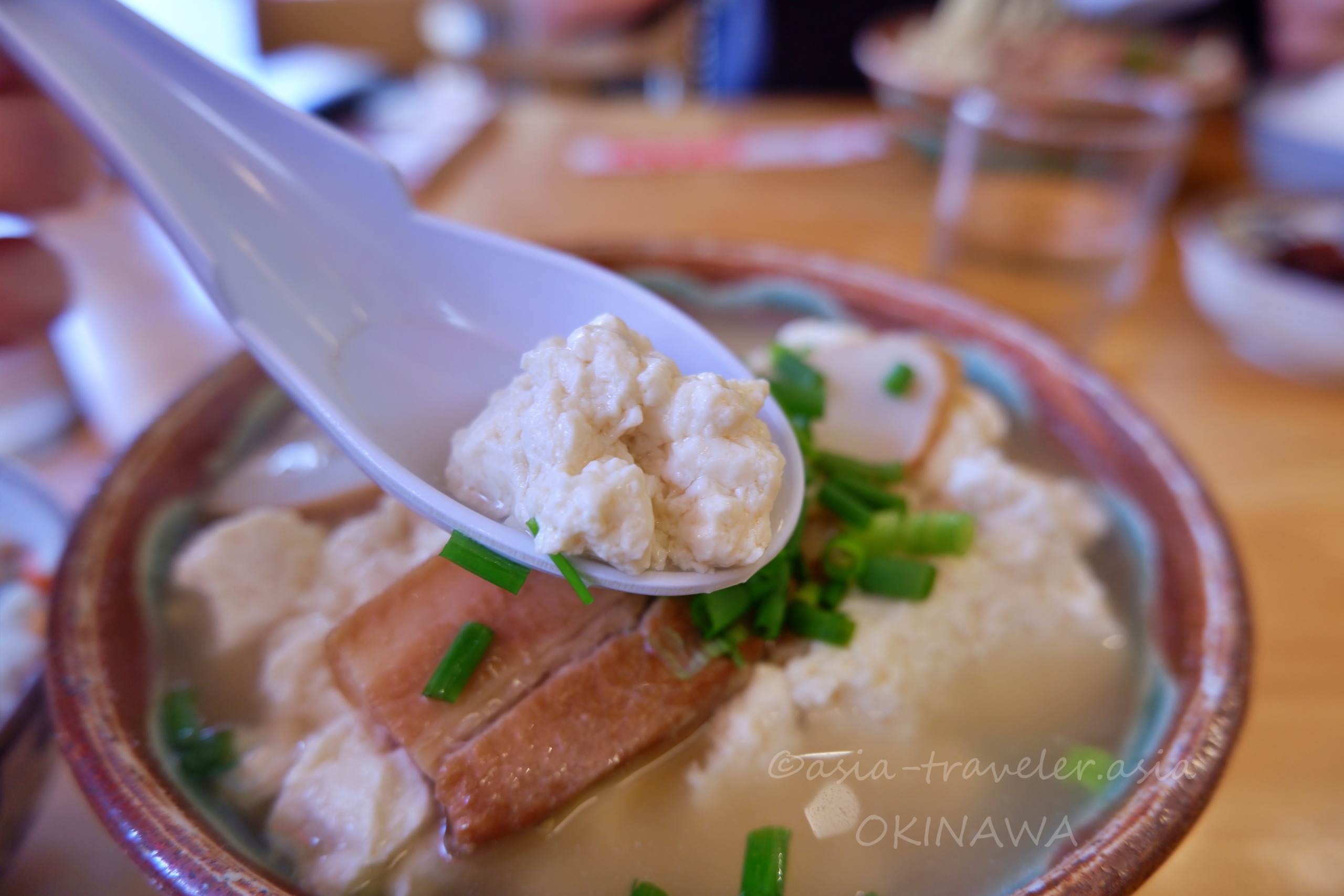 スプーンですくったゆし豆腐そばのふわふわ豆腐アップ