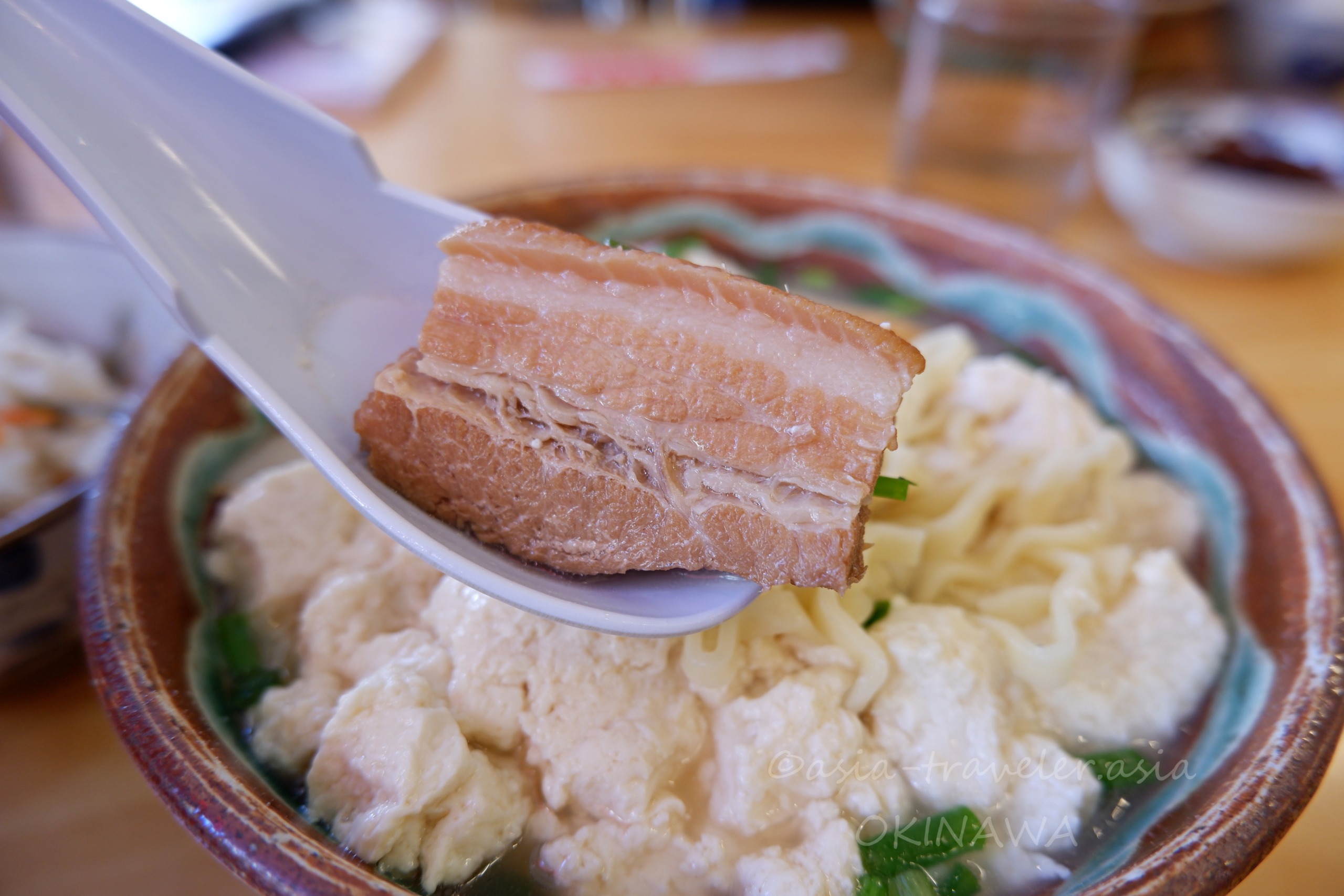 やまやのゆし豆腐そばに乗せる三枚肉のアップ
