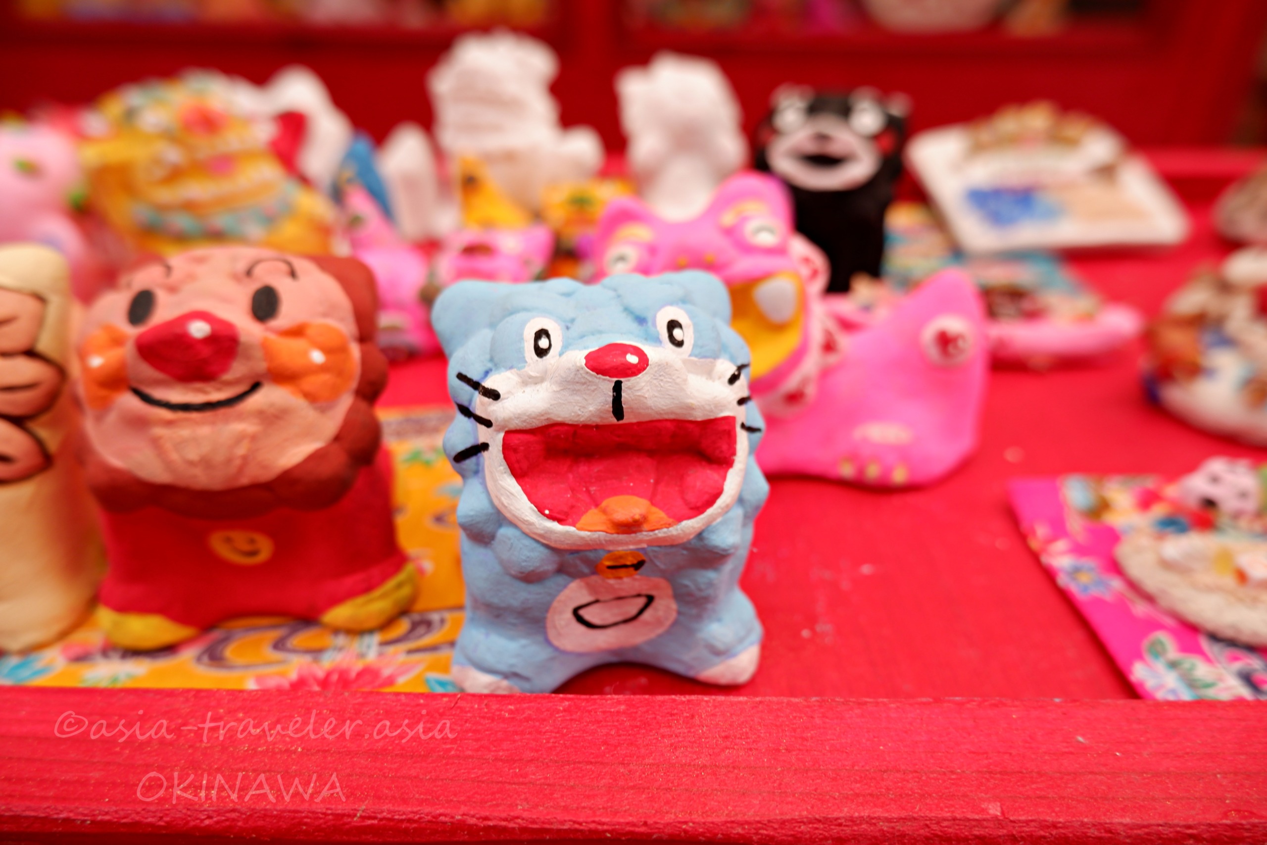 那覇の土産店に並ぶドラえもん風シーサー土人形