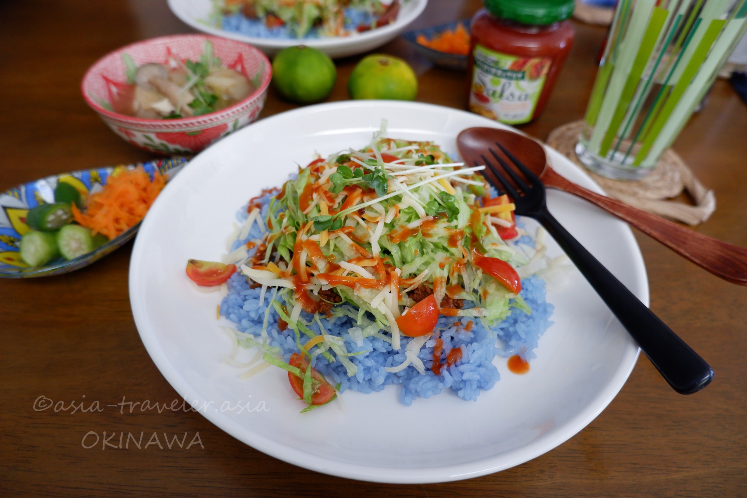 バタフライピーで炊いた青いご飯のタコライス