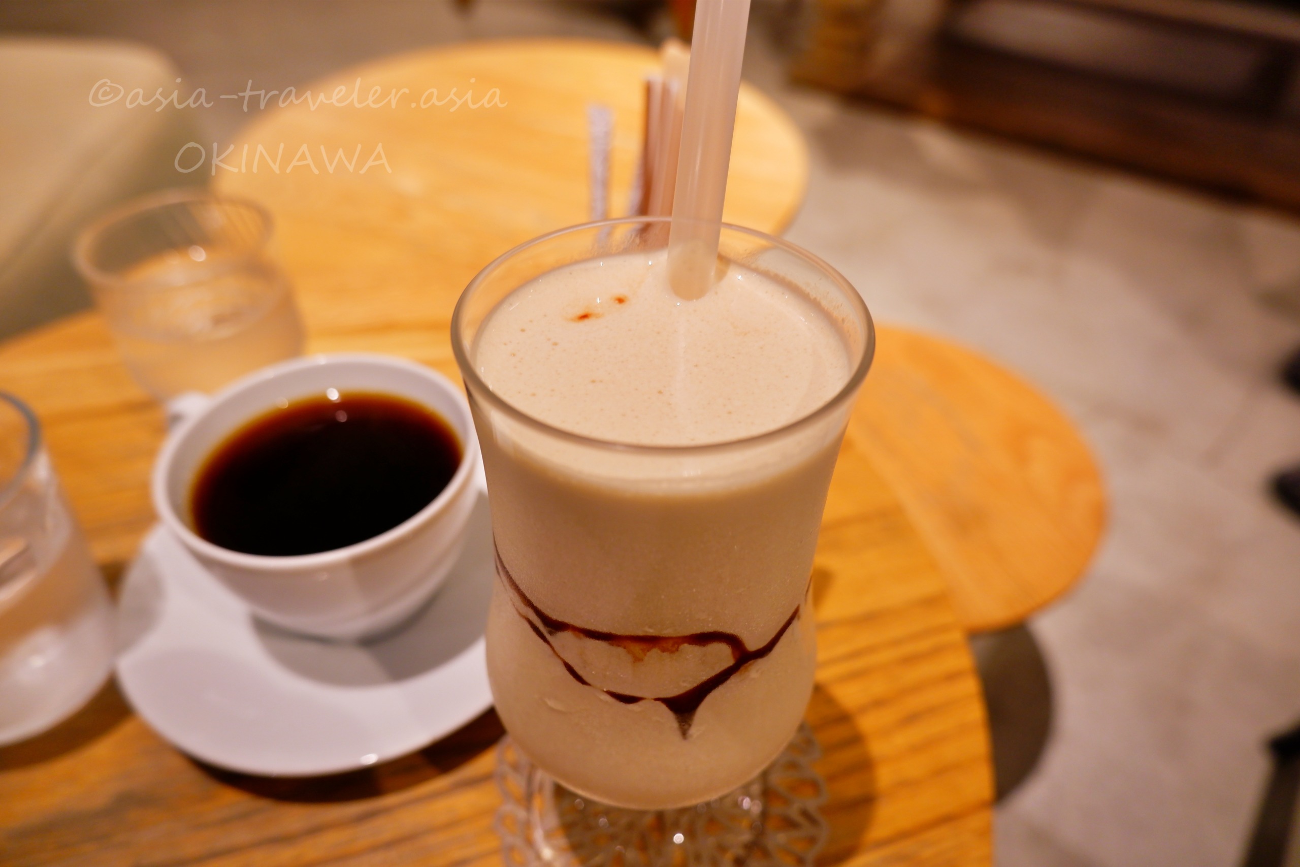 那覇レステルカフェの黒糖バナナスムージーとブラックコーヒー