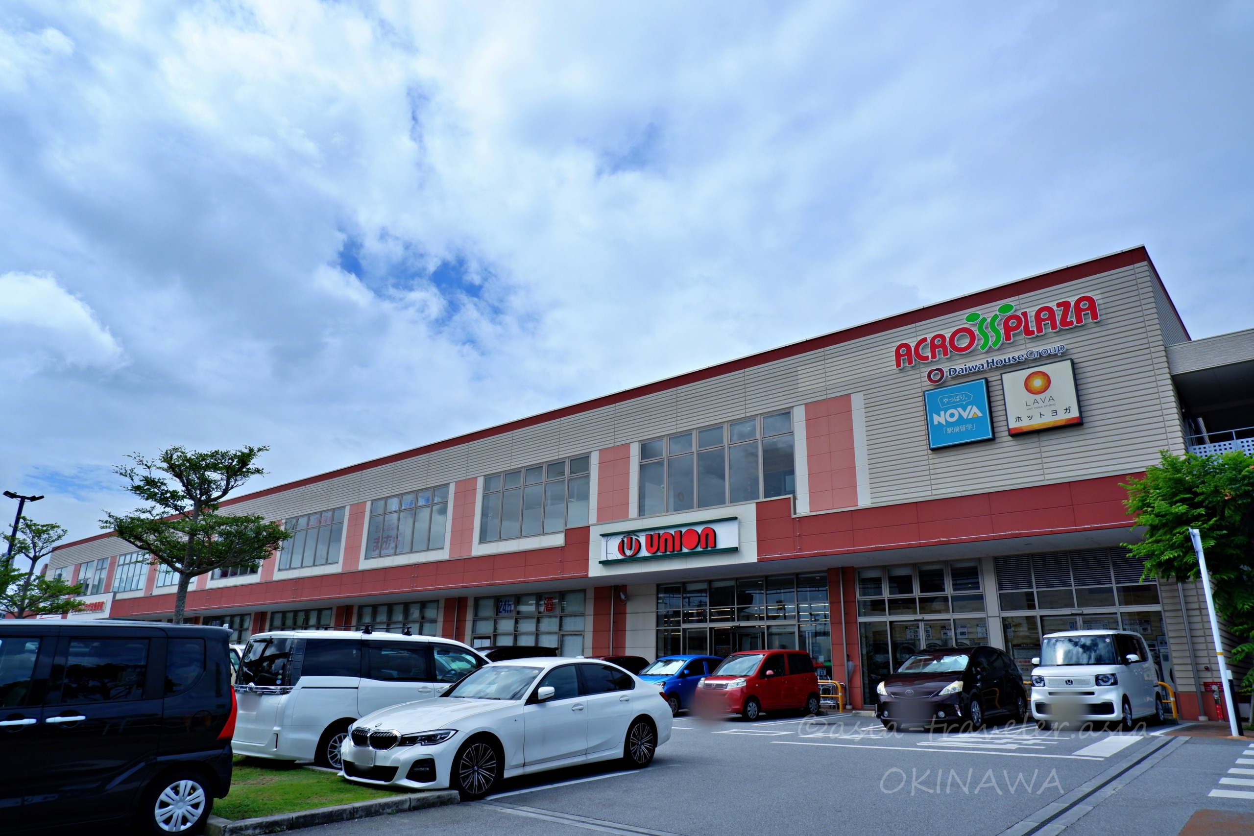 アクロスプラザ古島駅前に入る三竹寿とユニオンの外観