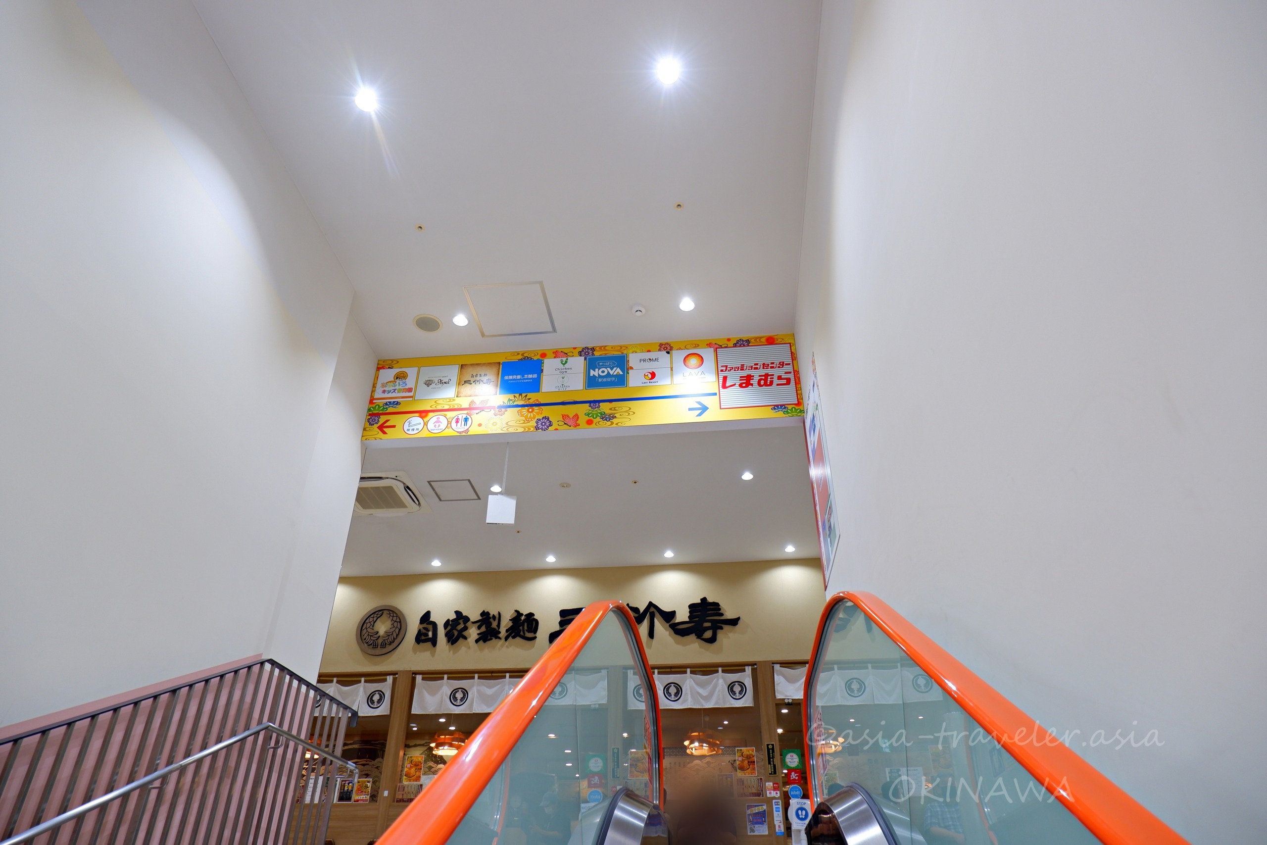 アクロスプラザ古島駅前のエスカレーターと三竹寿店舗入口