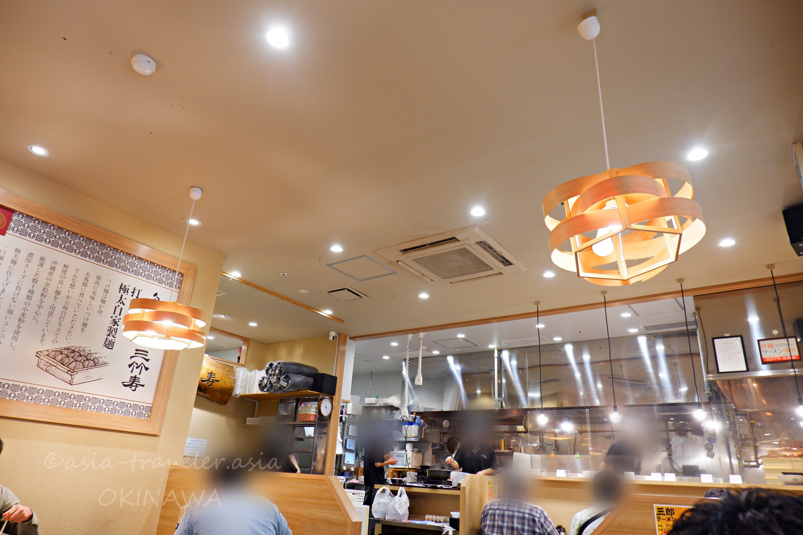 三竹寿の木製ペンダントライトが映える明るい店内