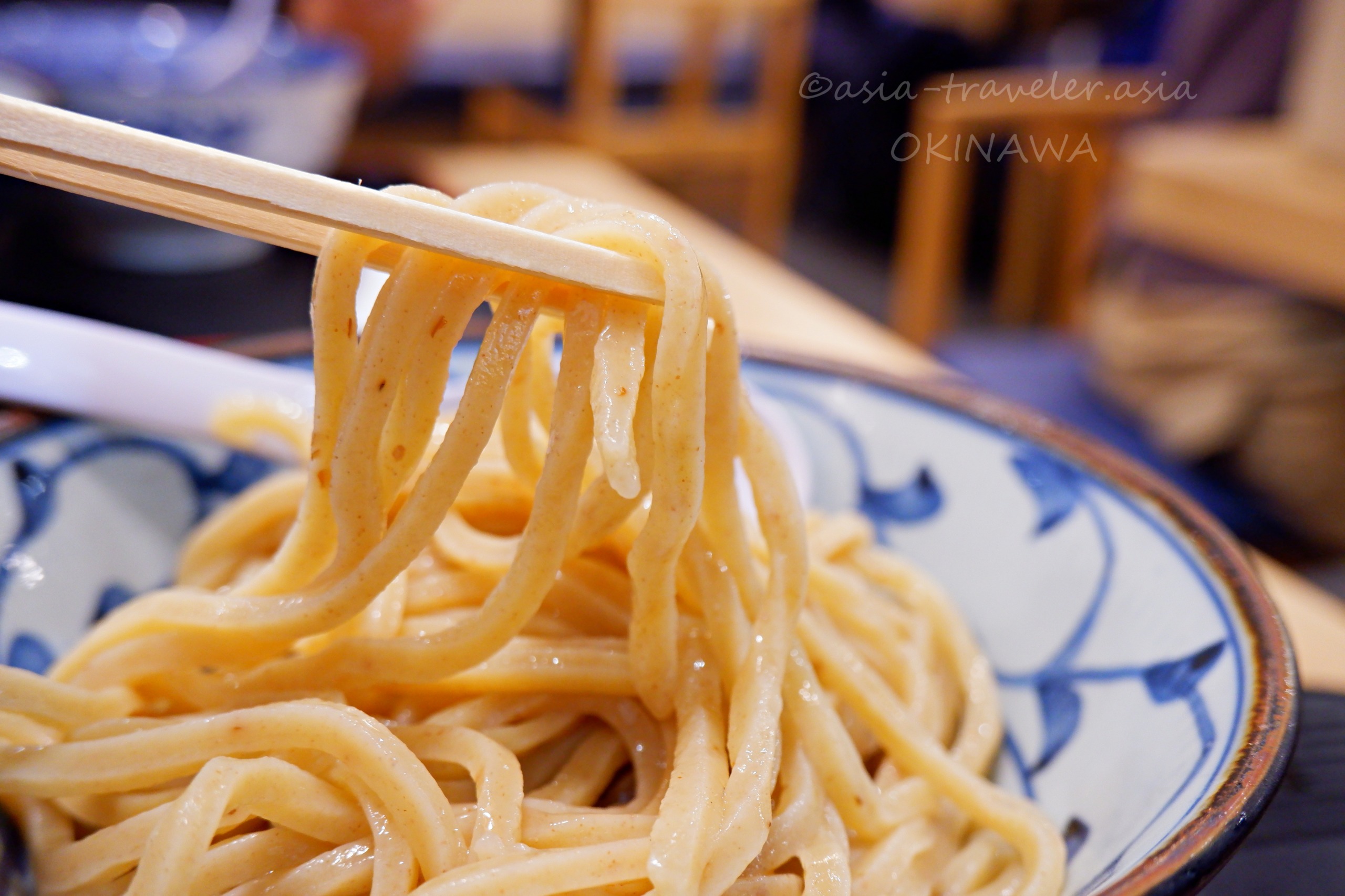 三竹寿の全粒粉入り自家製太麺を箸で持ち上げたアップ