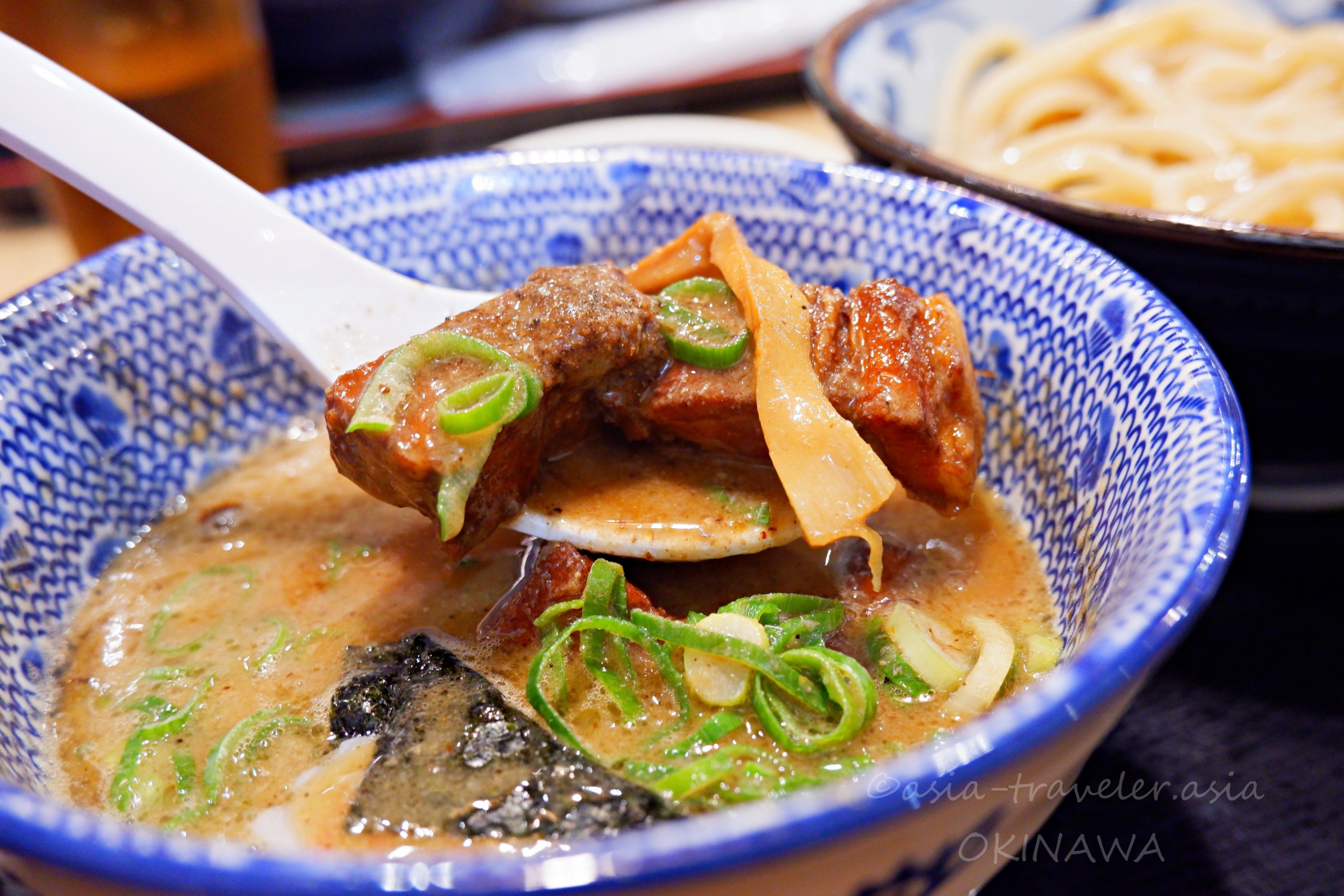 三竹寿の濃厚魚介豚骨つけ汁にチャーシューとネギが浮かぶ丼