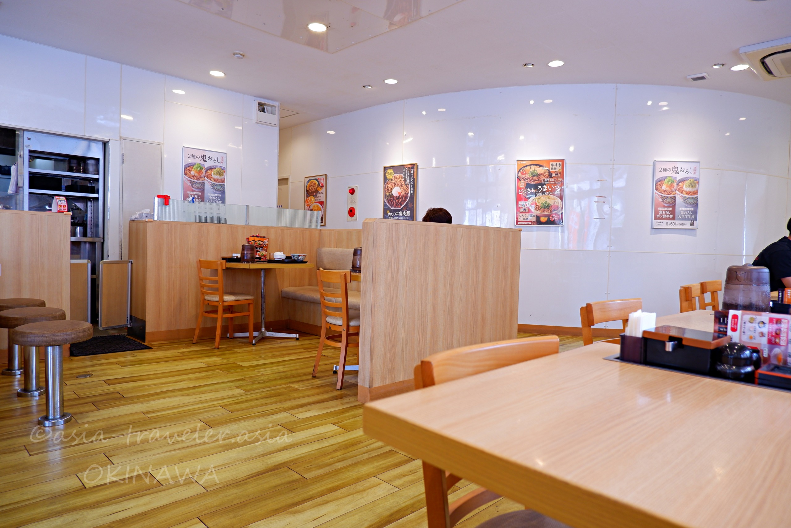 吉野家ひめゆり通り店の明るく広々としたテーブル席の店内