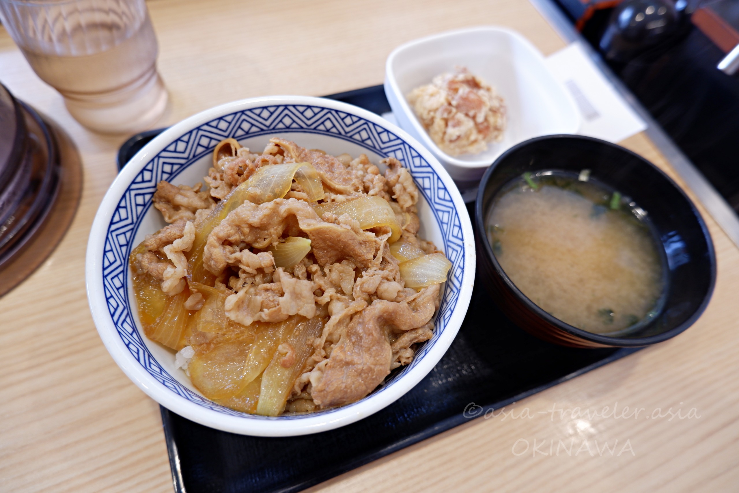 吉野家ひめゆり通り店の牛丼並盛・味噌汁・から揚げセット