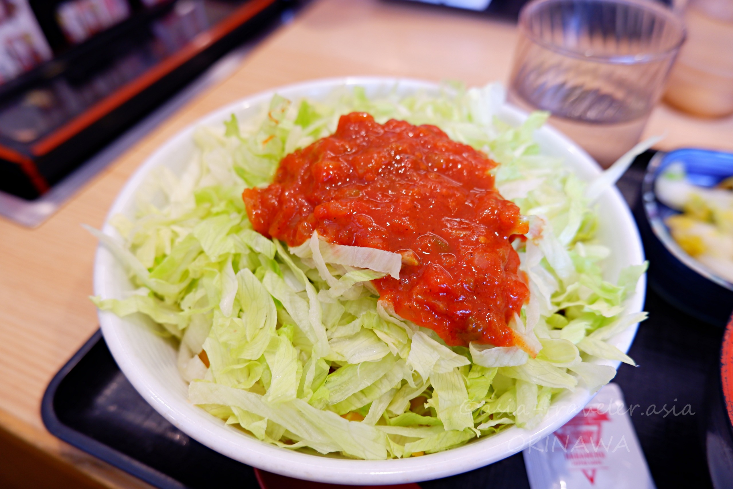 吉野家タコライスのサルサソースとたっぷりレタス盛り