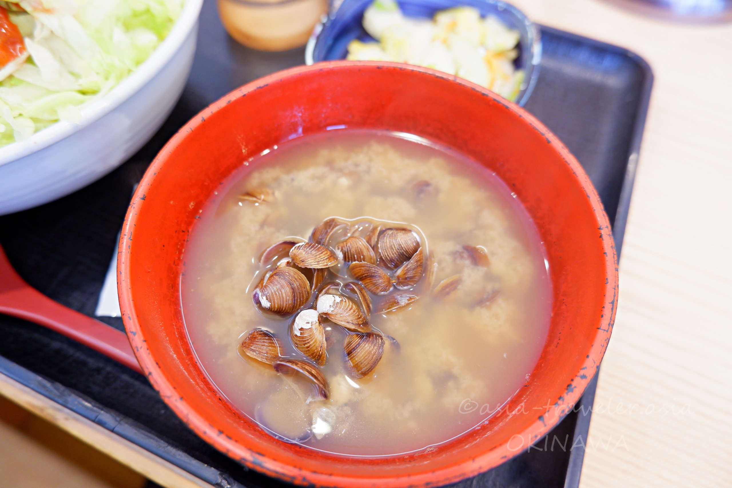 赤い椀に入ったしじみ汁のアップ、吉野家ひめゆり通り店