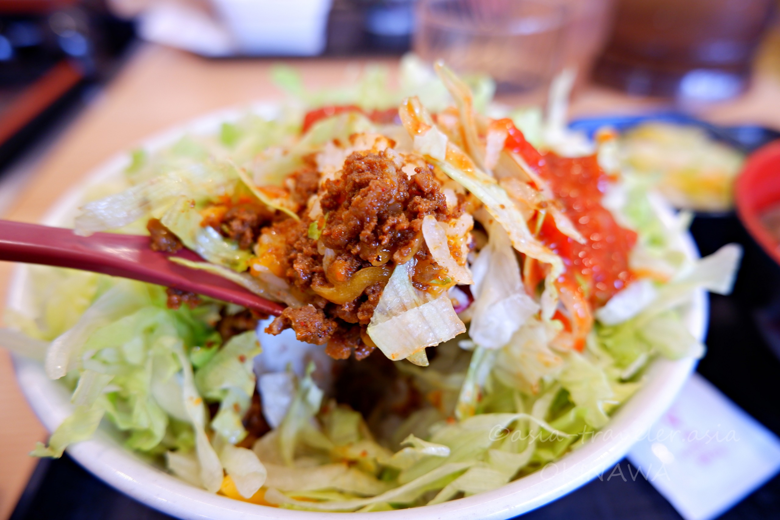 吉野家のタコライスをお箸でつまむ那覇限定メニュー