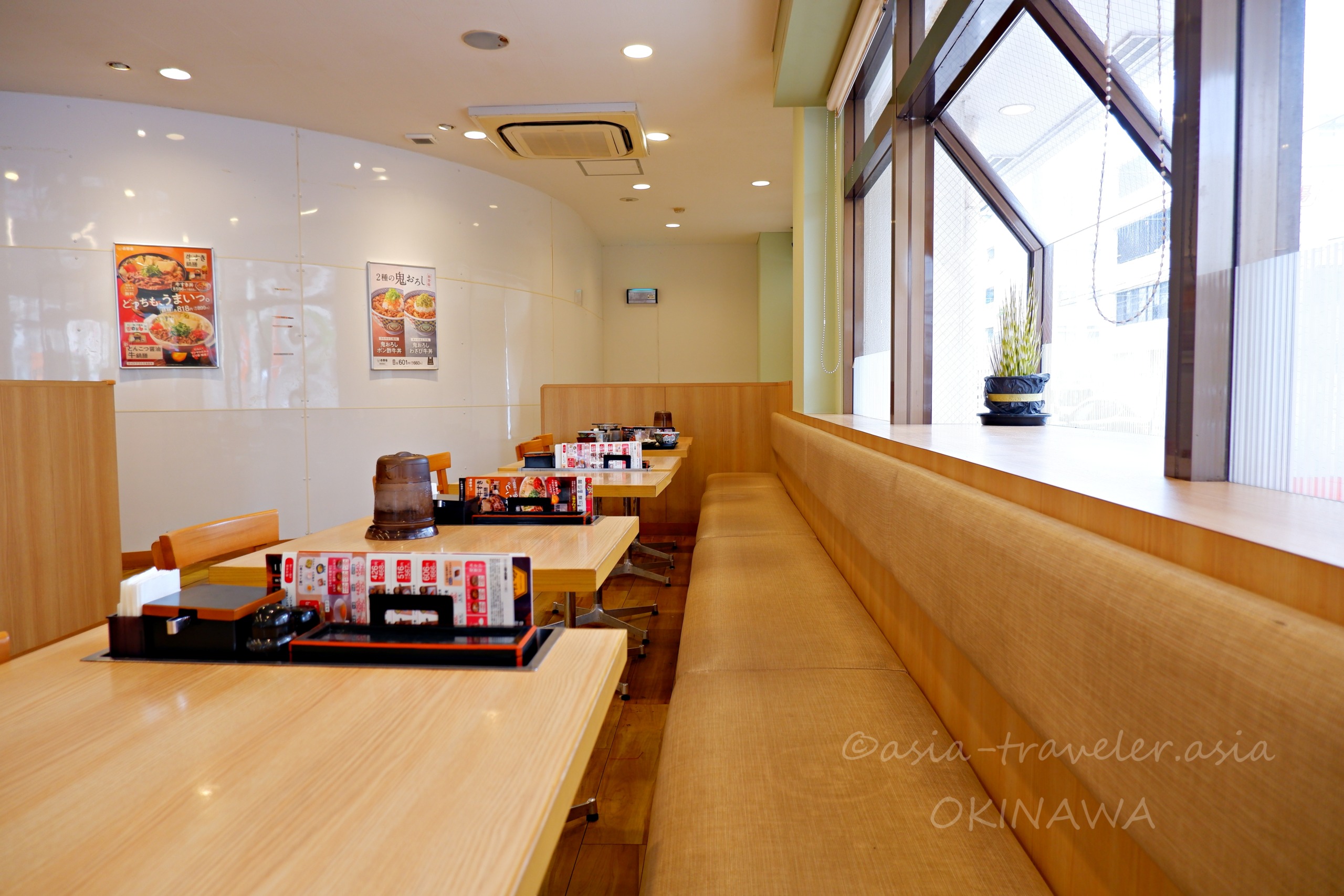 吉野家ひめゆり通り店の明るく清潔なテーブル席