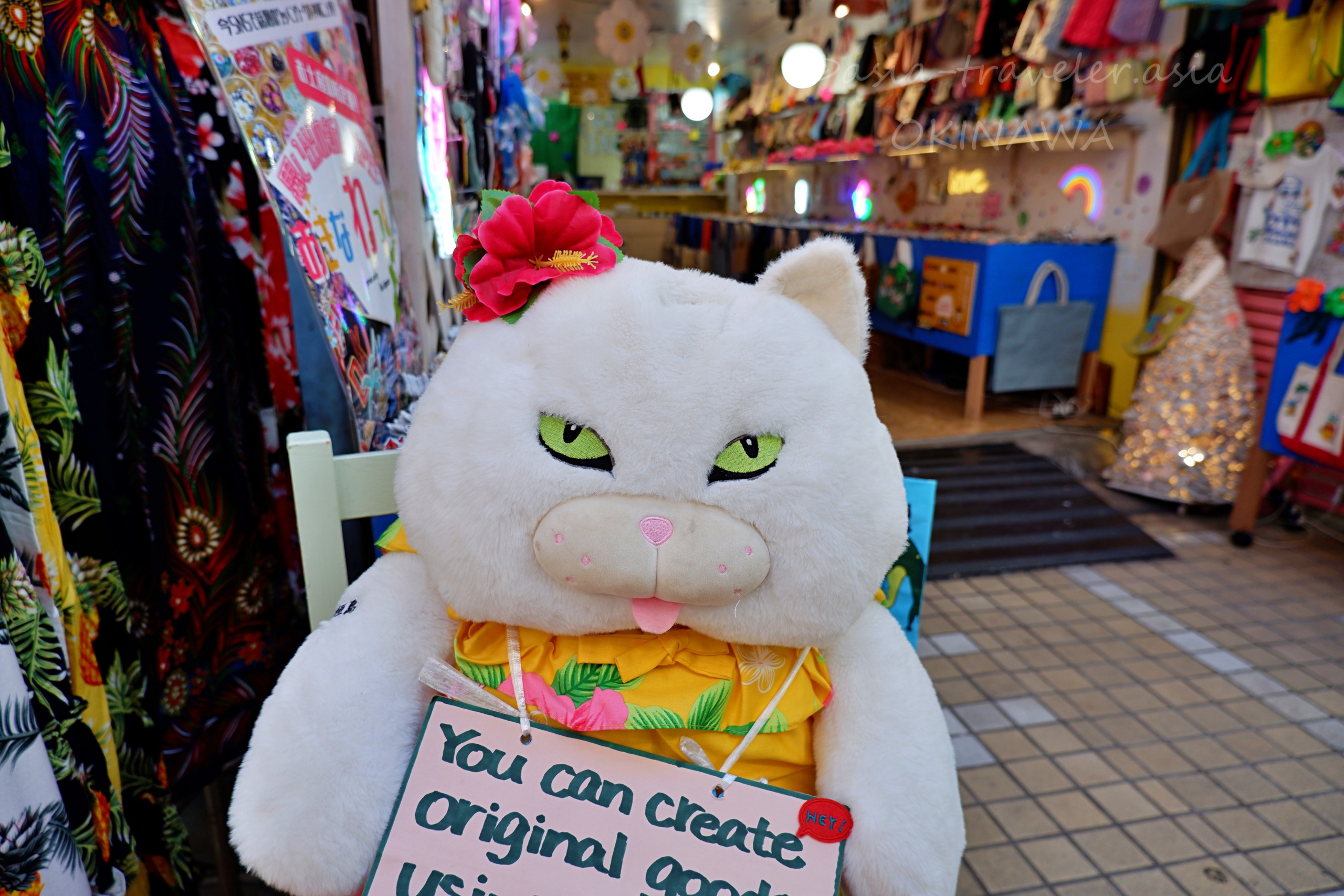 那覇・平和通り商店街の白猫ぬいぐるみ看板