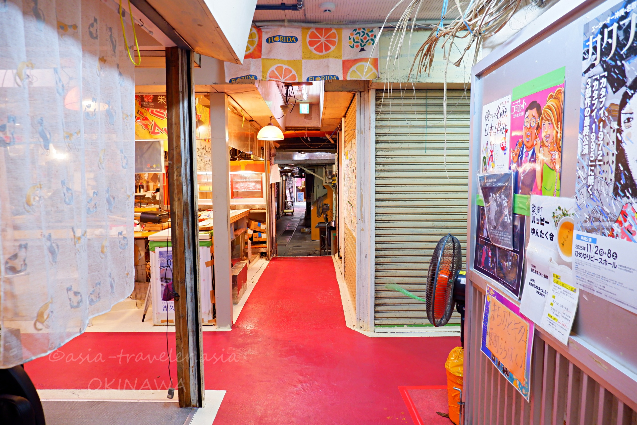 那覇・栄町市場の赤い通路と個性的な店が並ぶアーケード