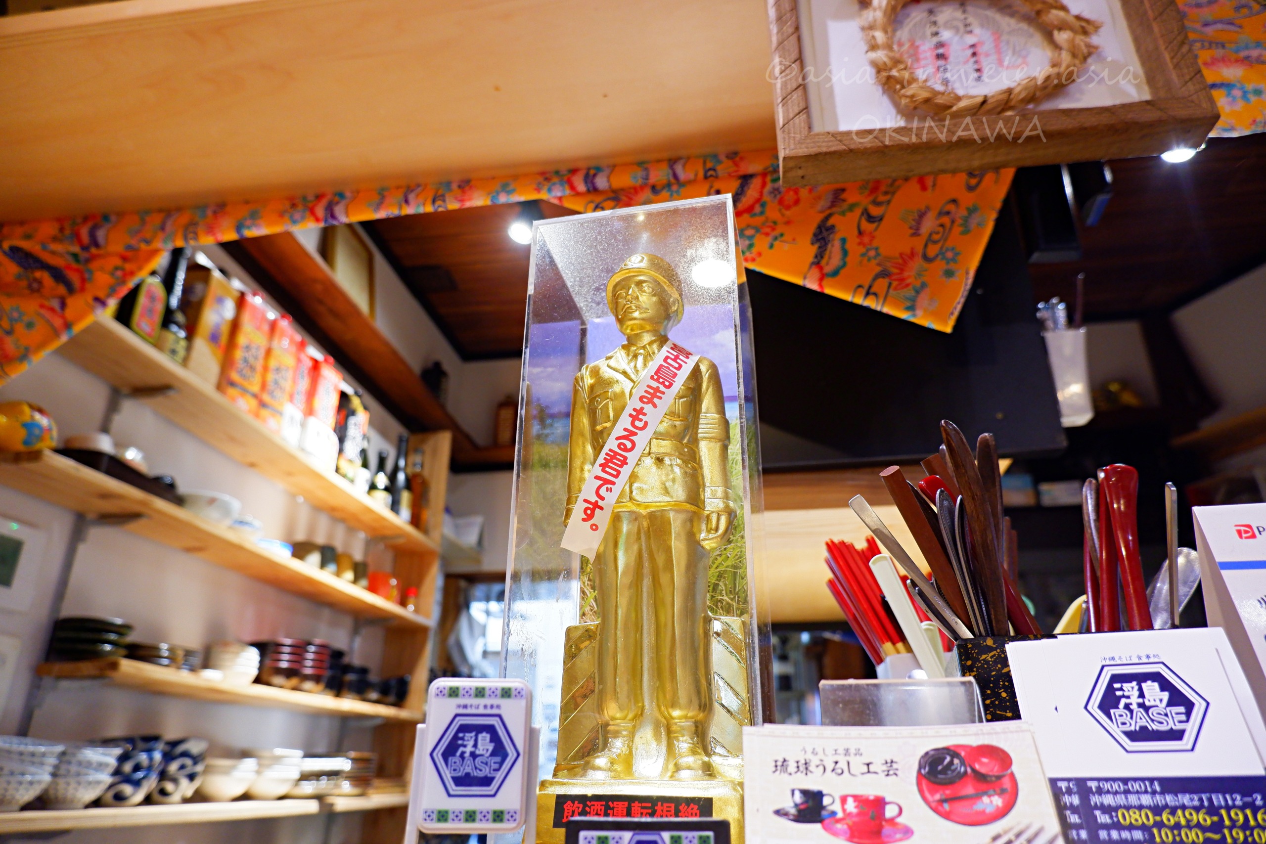 浮島BASE店内に飾られた金色の人形フィギュア