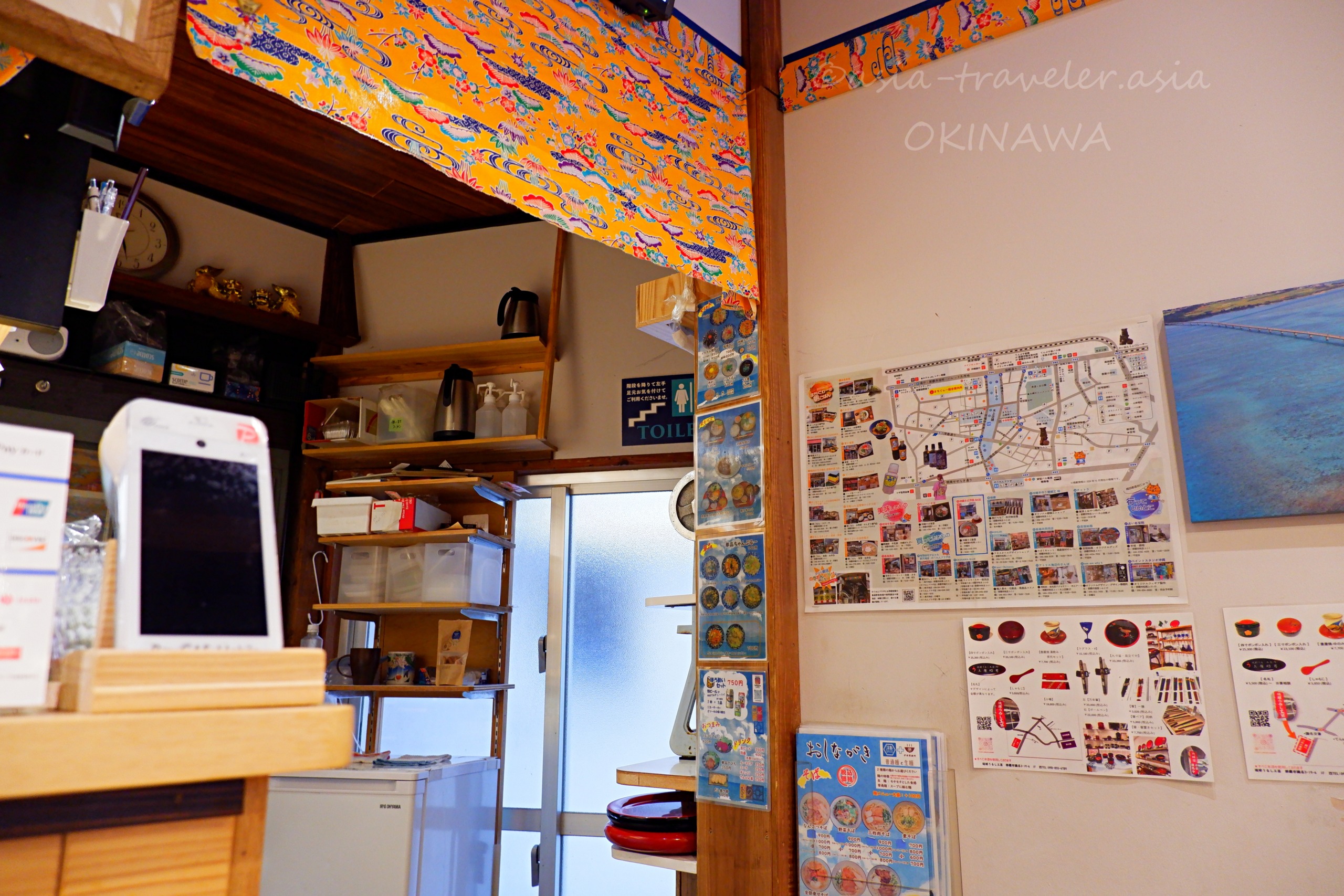浮島BASE店内カウンター席から見える棚と沖縄の装飾