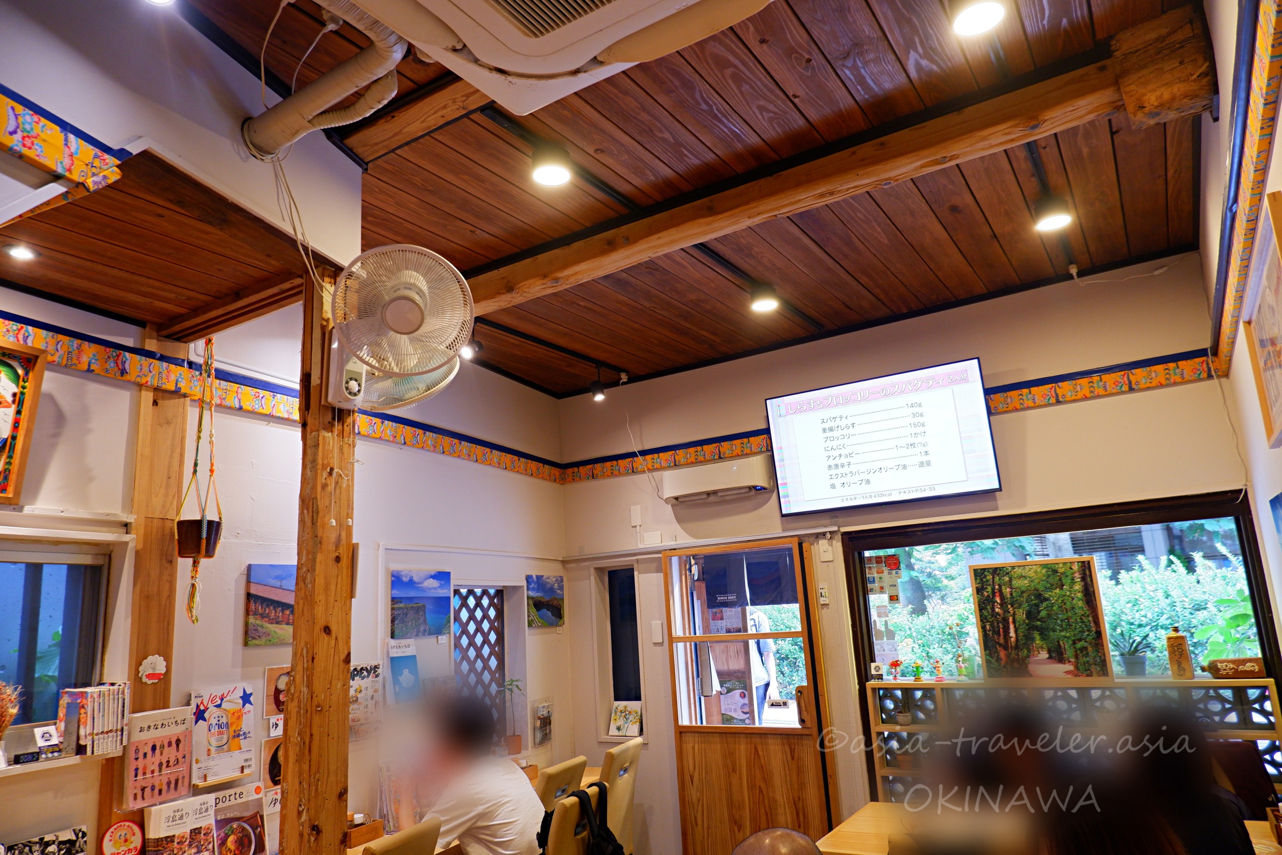 浮島BASE店内の木天井とメニューボードが見えるレトロな空間